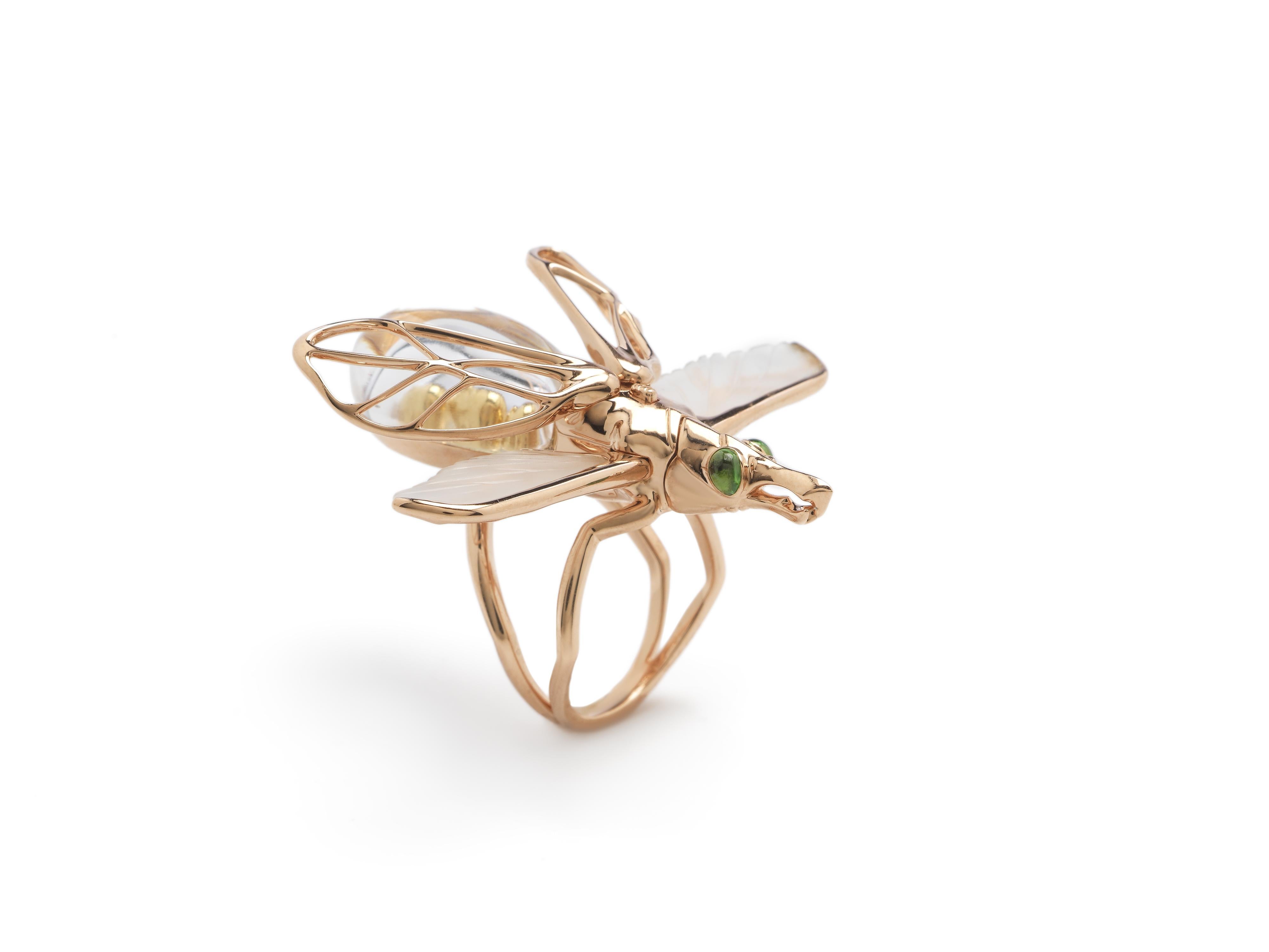18K Yellow and Rose Gold Green Tsavorites Mother of Pearl Moving Insect Ring In New Condition For Sale In Amsterdam, NL