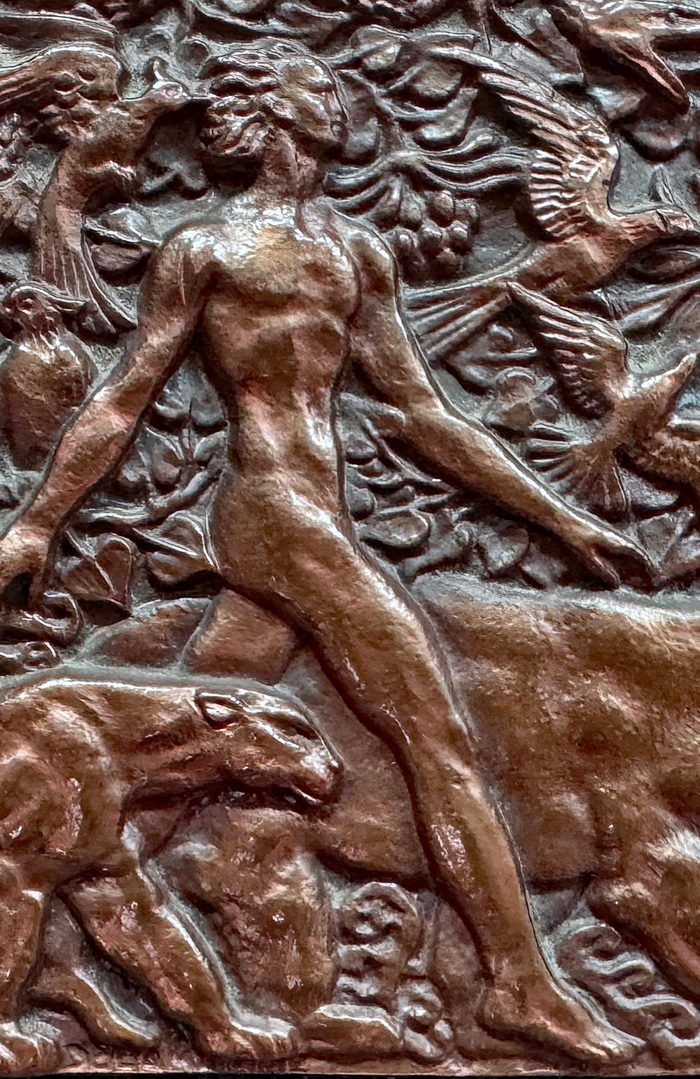 Cette version réduite de l'une des plus grandes sculptures de Raymond Delamarre, qui représente Mowgli (le personnage de Rudyard Kipling) marchant dans la jungle accompagné de deux lions, témoigne de la maîtrise de l'artiste dans la réalisation de