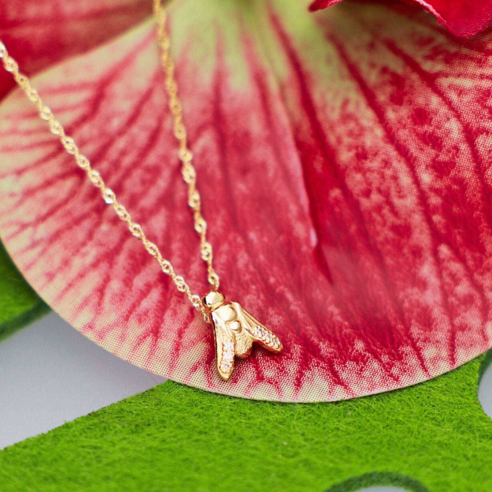Brilliant Cut midi FLY Essential Necklace in 18K Yellow Gold with Half Pavé Diamonds For Sale