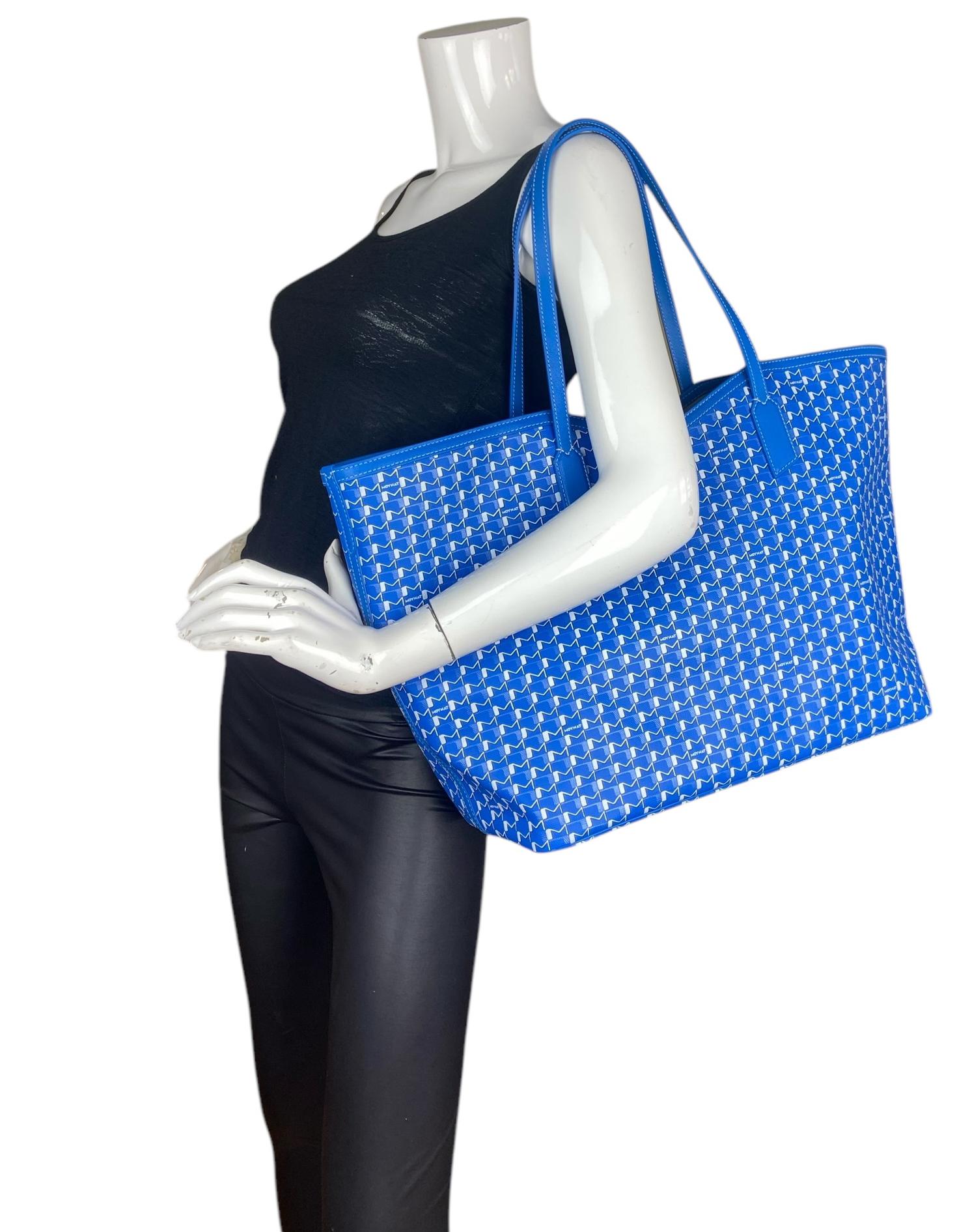 Moynat Blue/White Canvas M GM Tote Bag w/ Insert. The Canvas M is carefully elaborated in a natural and non-stretched cotton-linen blend that makes it resistant and durable over time

Made In: Italy
Year of Production: 2024
Color: Blue
Hardware: