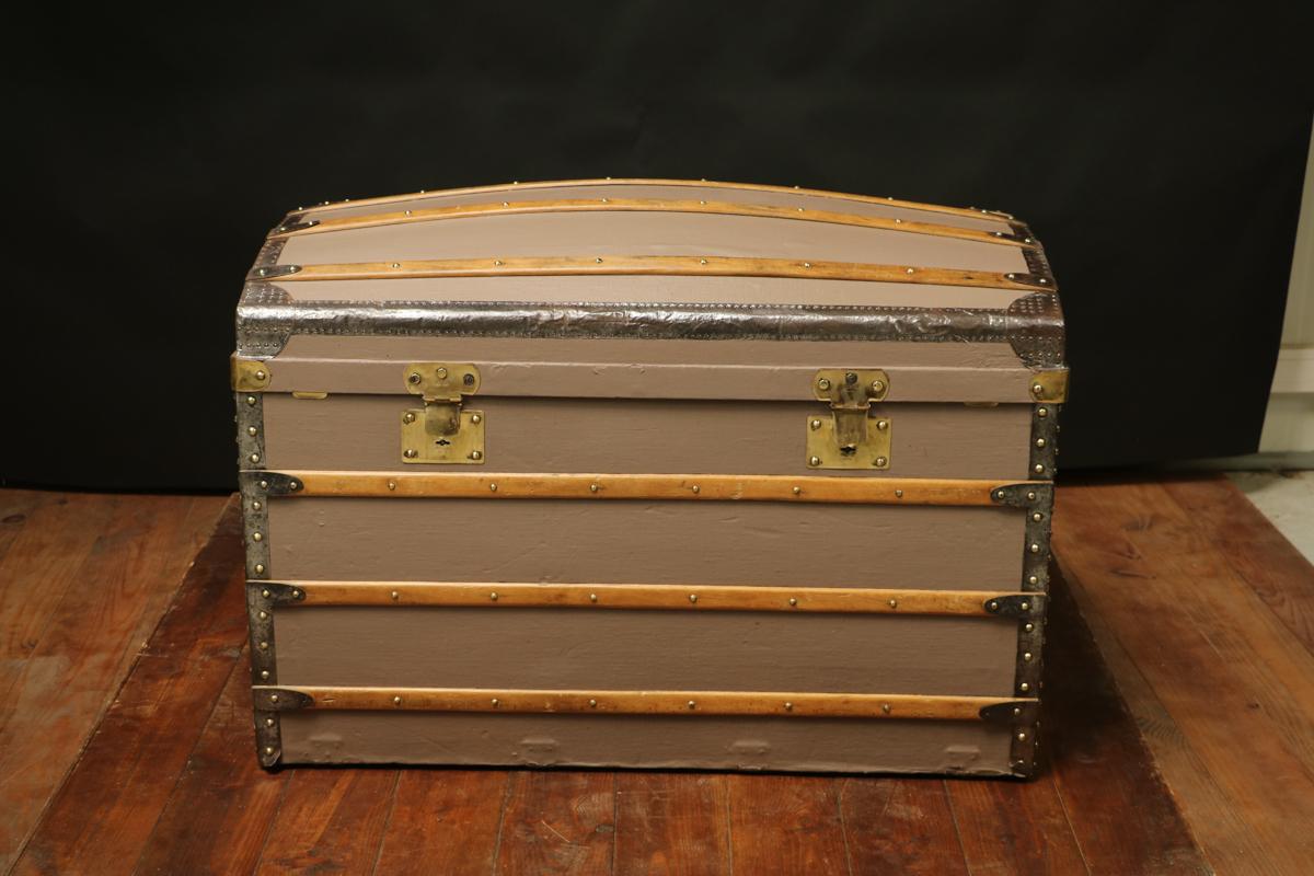 Moynat dresser trunk
Drawers sheathed with new suede
Leather drawer pulls
2 drawers with folders
1 hat drawer
1 suit or uniform drawer
1 removable chassis.