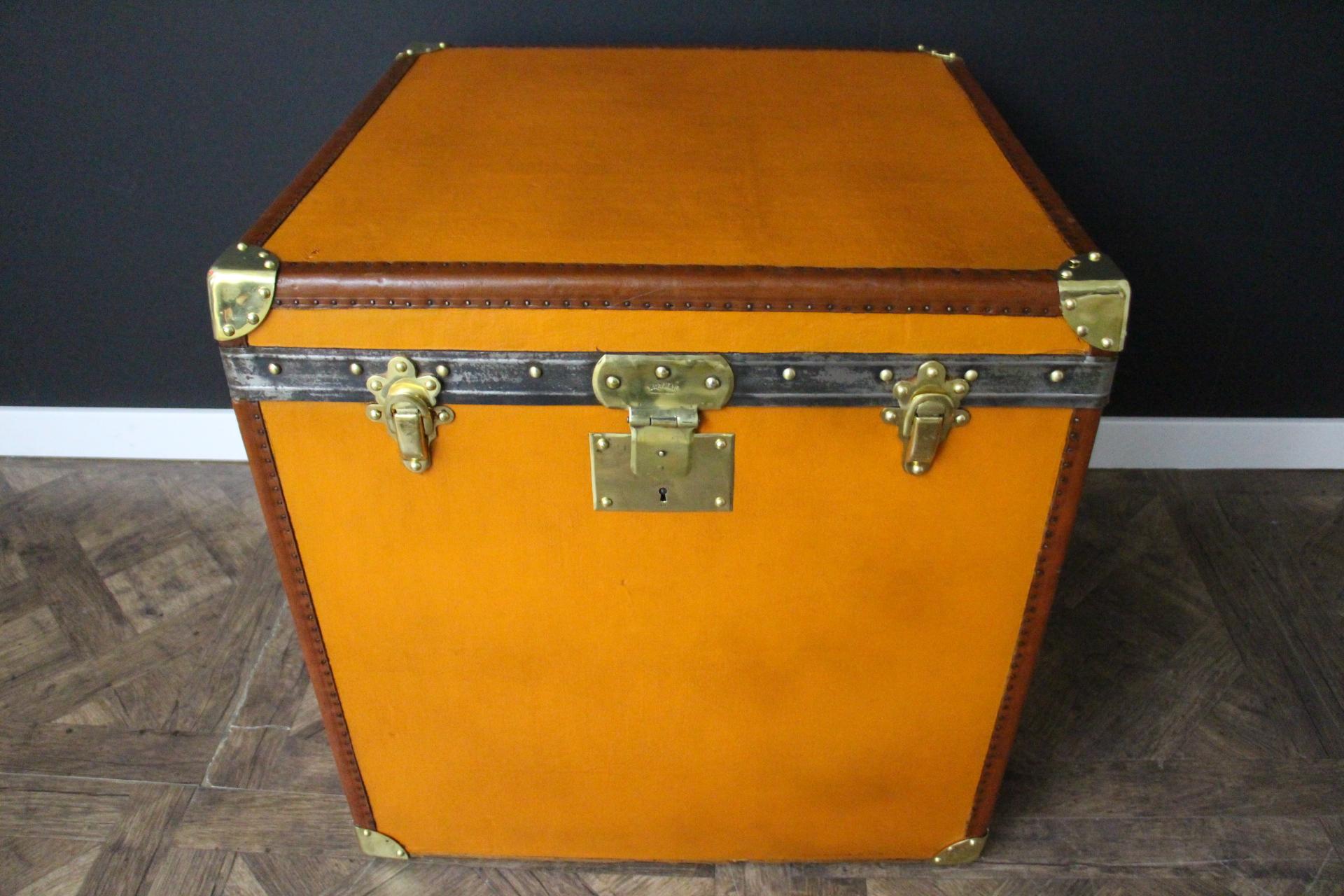 Moynat Orange Trunk, Moynat Steamer Trunk, Moynat Hat Trunk, Moynat Luggage In Good Condition In Saint-Ouen, FR