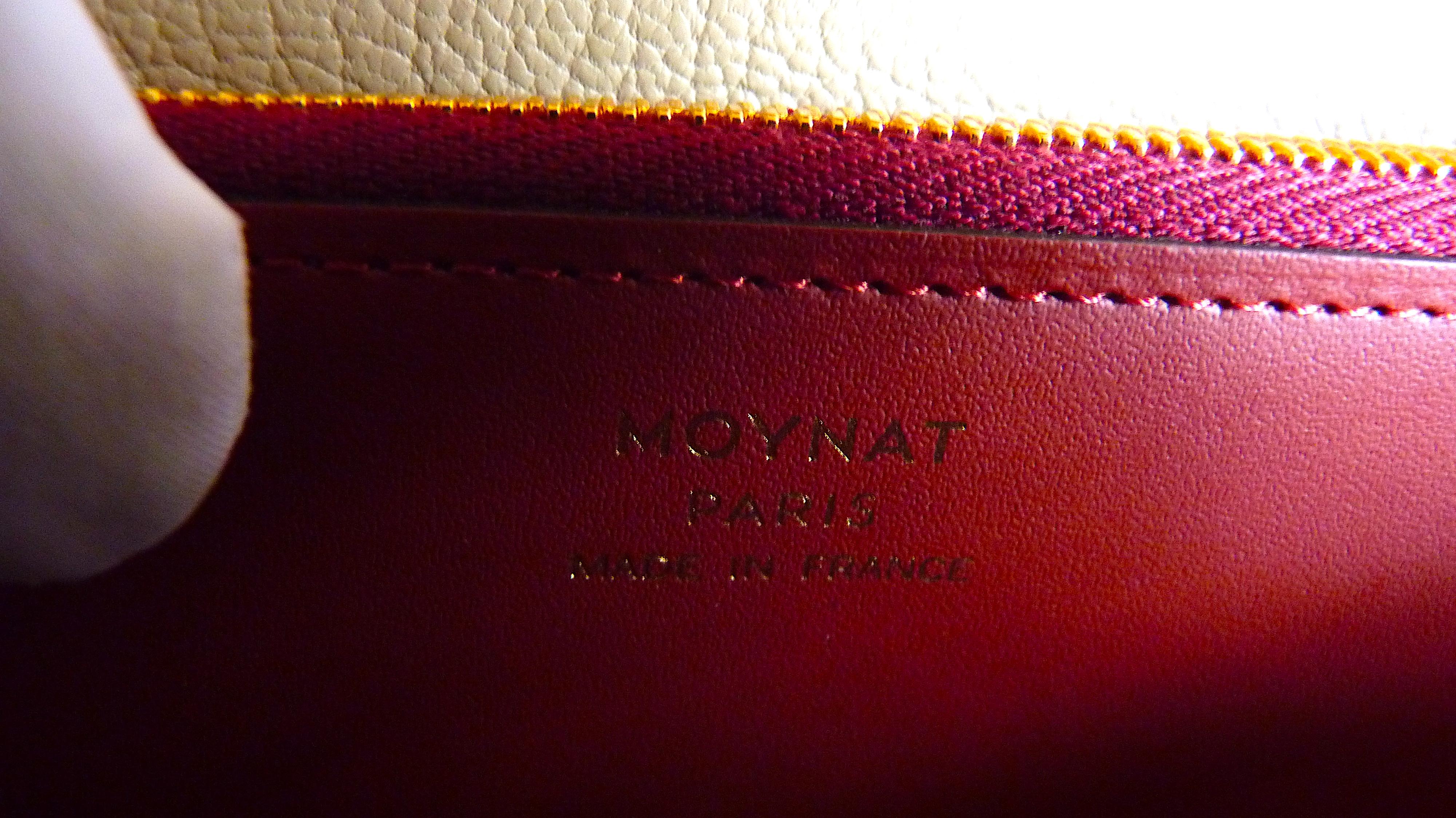 Moynat Wallet « Mirage »
Perfect wallet, compartment for cash, notes, cards ...
Burgundy Leather inside
Burgundy and Gold Canvas outside with Moynat Logo
Stamped Moynat Paris Made in France inside

Condition : Brand new, never used, absolutely