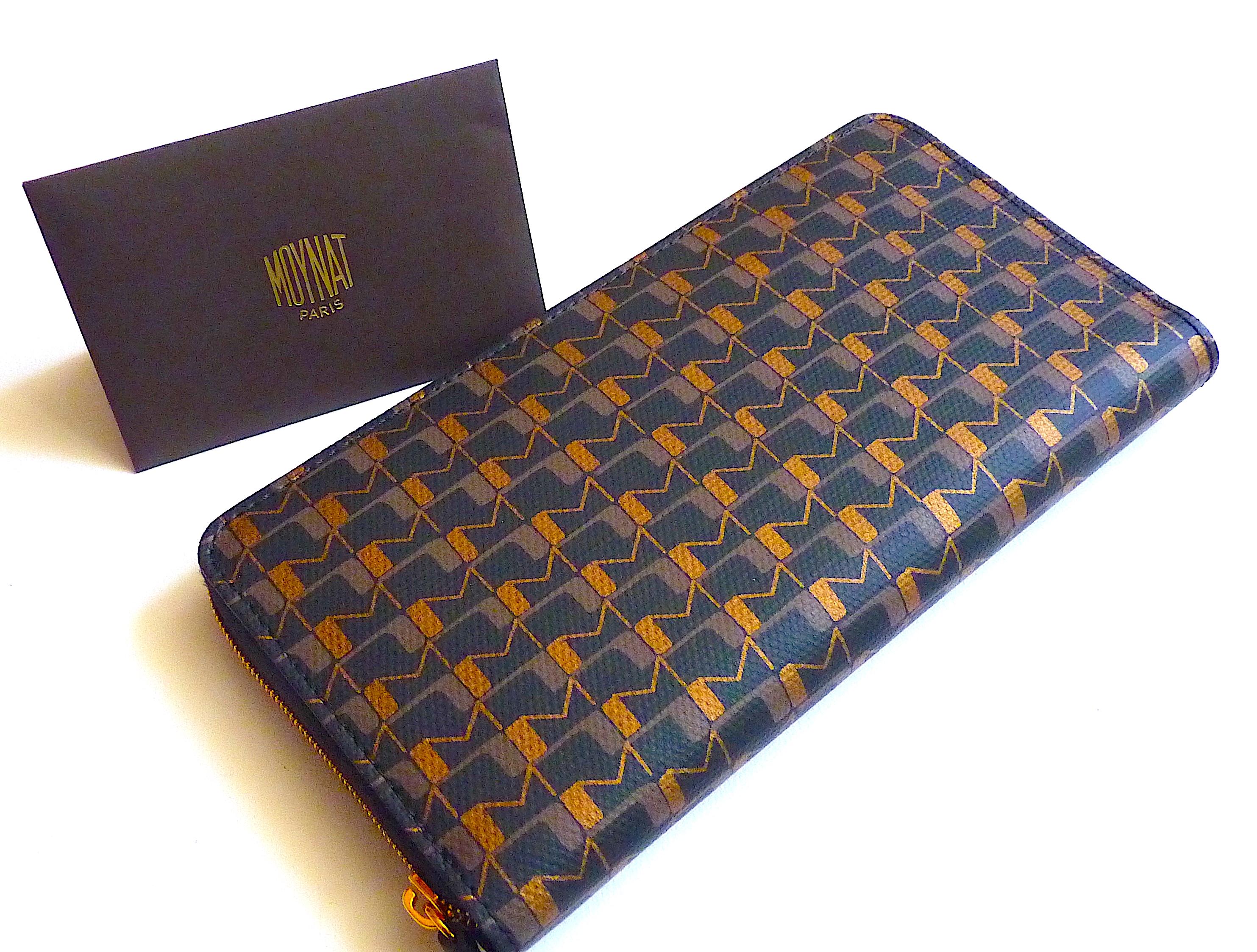 Moynat Wallet « Mirage »
Perfect wallet, compartment for cash, notes, cards ...
Charcoal Leather inside
Charcoal and Gold Canvas outside with Moynat Logo
Stamped Moynat Paris Made in France inside

Condition : Brand new, never used, absolutely