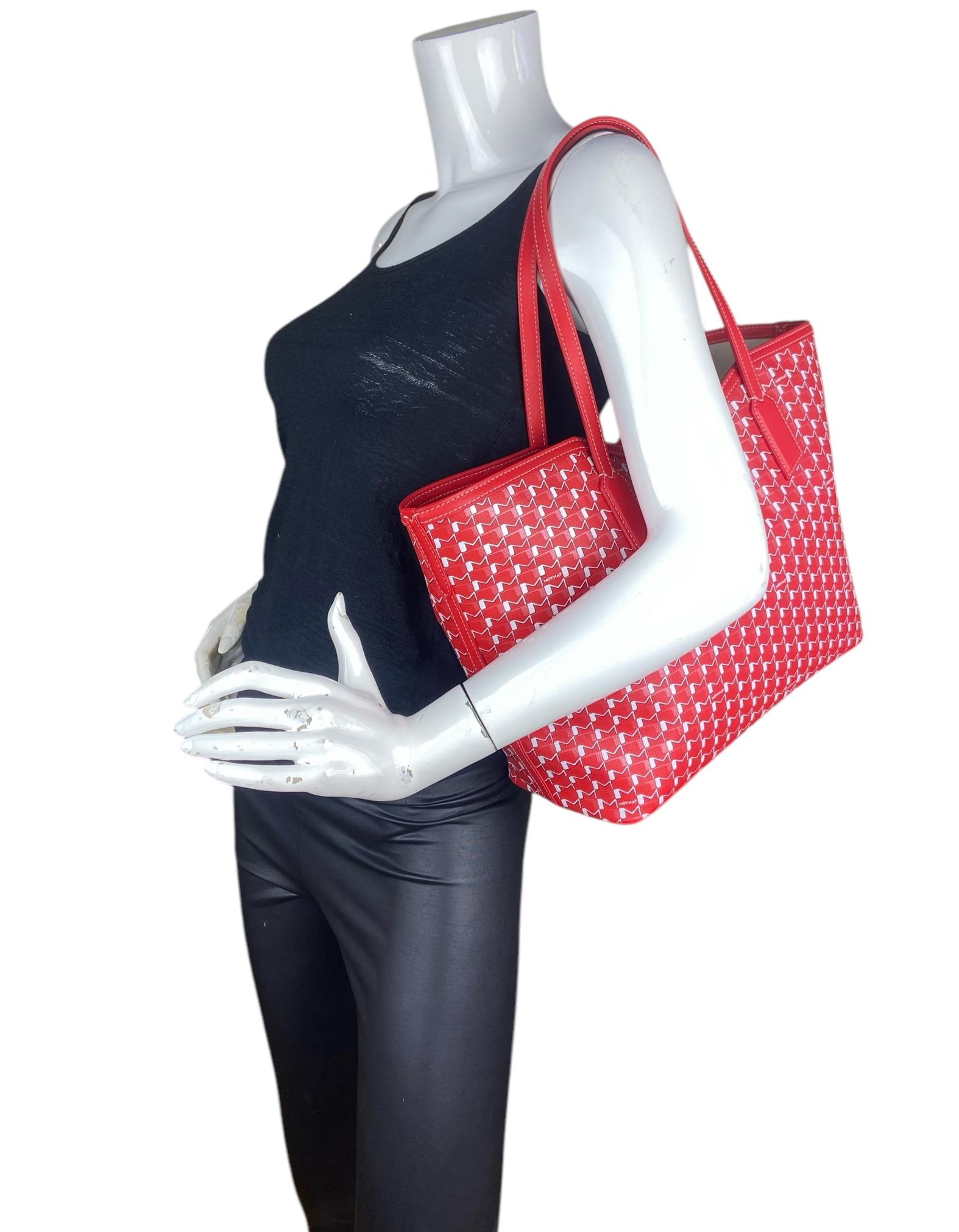 Moynat Red/White Canvas M MM Tote Bag w/ Insert. Il Canvas M è elaborato con cura in un misto cotone-lino naturale e non stirato che lo rende resistente e durevole nel tempo.

Prodotto in: Italia
Anno di produzione: 2024
Colore: rosso e