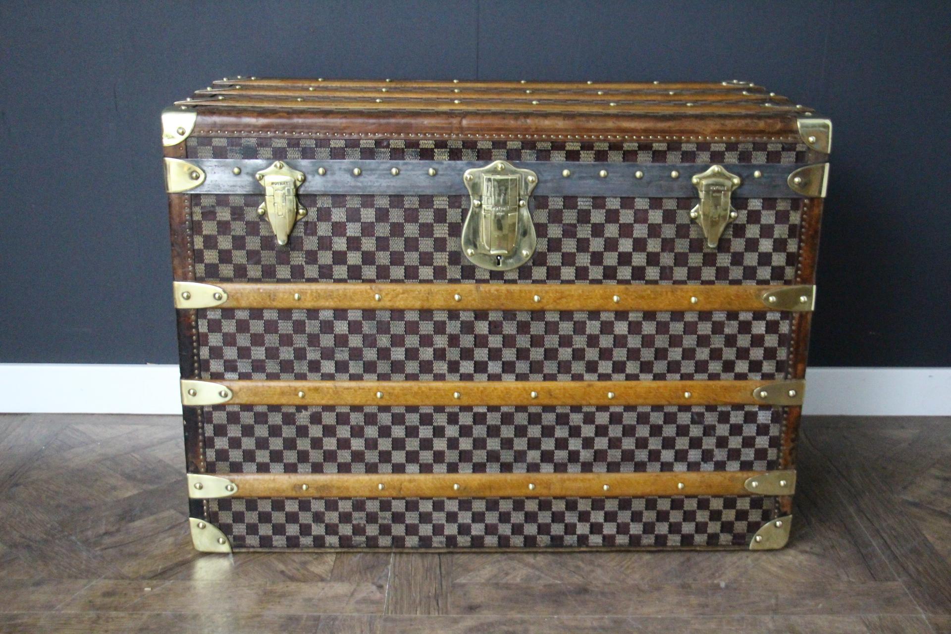 This magnificent Moynat shoe trunk features checkers canvas, top quality Moynat stamped solid brass locks, brass studs and leather side handles. Its handles' flanges are engraved Moynat Paris.This Moynat trunk also has got a magnificent chocolate