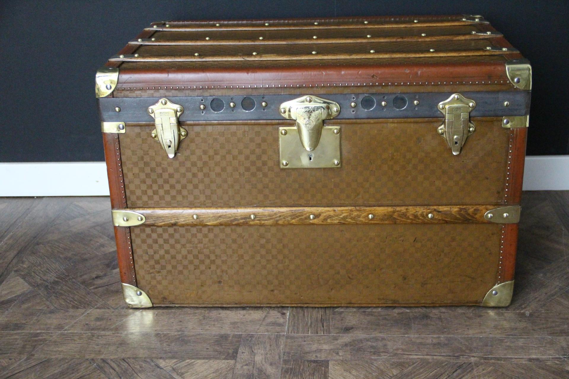 Questo bellissimo e rarissimo baule Moynat è caratterizzato da una bellissima tela a scacchi, finiture in pelle color miele, grandi maniglie laterali in pelle con flange in ottone massiccio stampate Moynat e serratura e chiusure in ottone massiccio