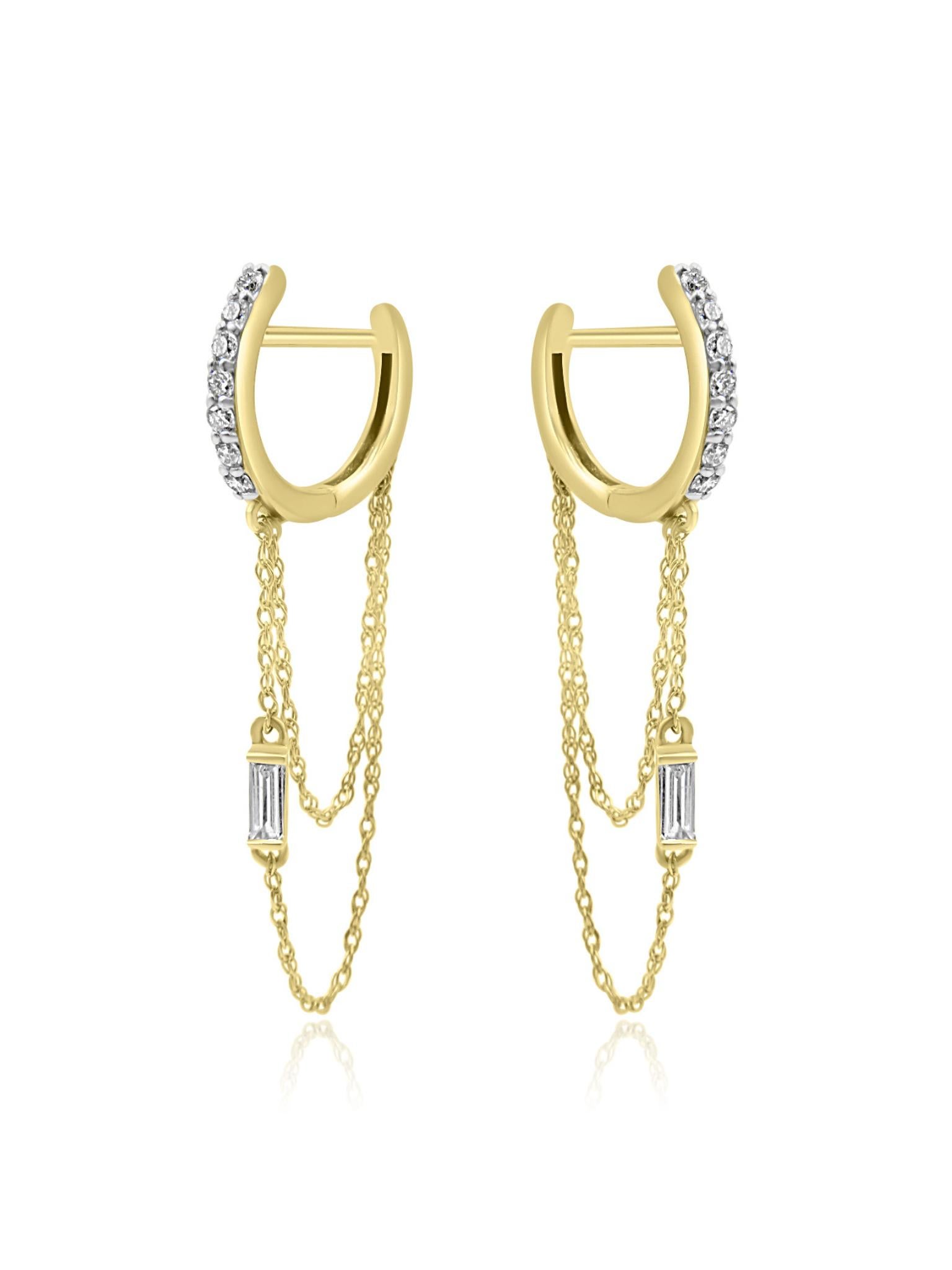 Eleganti orecchini in oro 18 carati dal design moderno. Ogni orecchino presenta una fila di piccoli diamanti sul davanti, che aggiungono un tocco di brillantezza. Dal cerchio principale penzolano due raffinate catene d'oro, impreziosite da diamanti