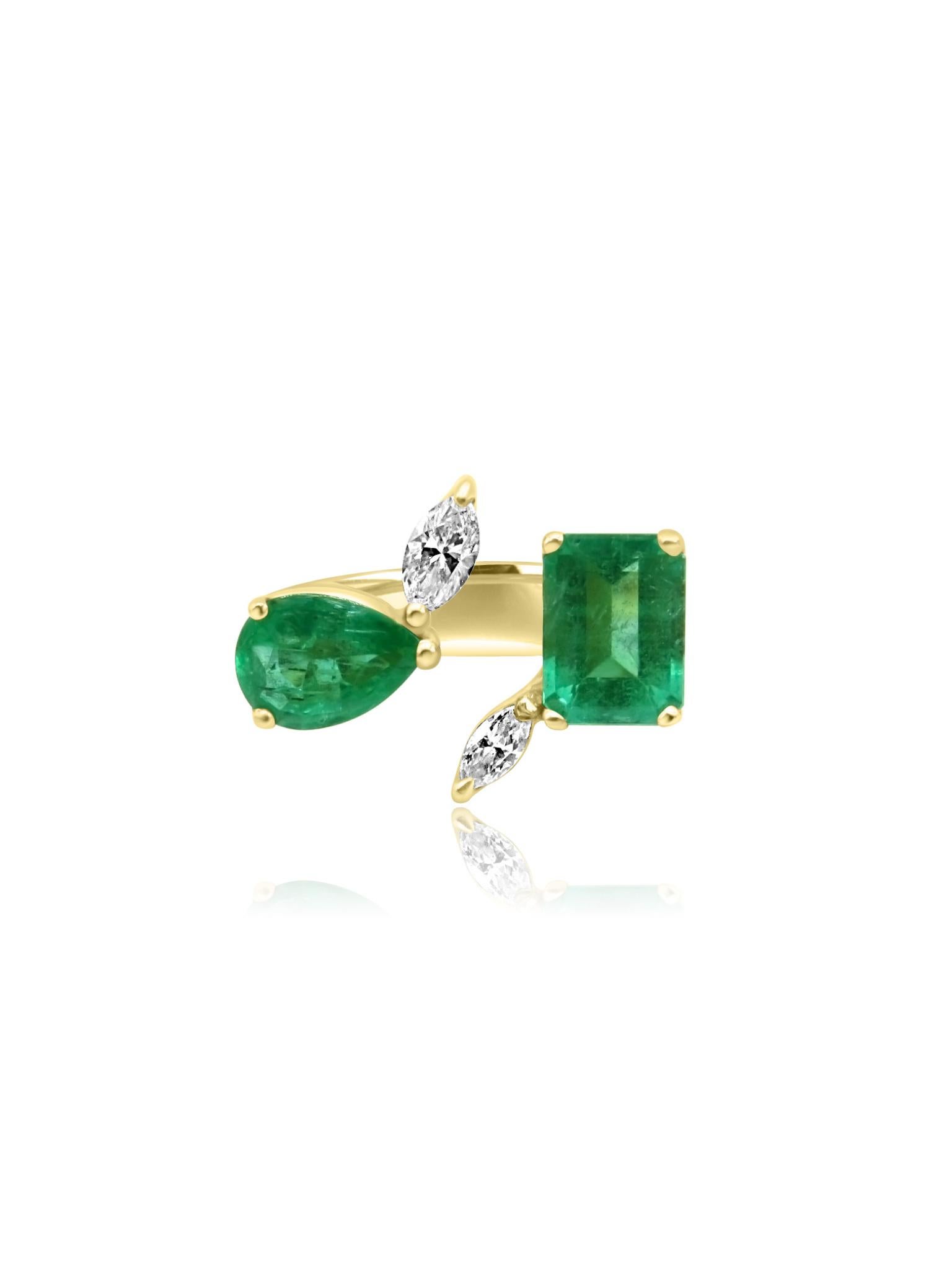 Stupendo anello in oro 18 carati con un moderno design aperto ornato da smeraldi vibranti e diamanti scintillanti. Il mix di tagli unici a smeraldo e diamanti a forma di marquise aggiunge un tocco di raffinatezza, rendendolo un pezzo perfetto per