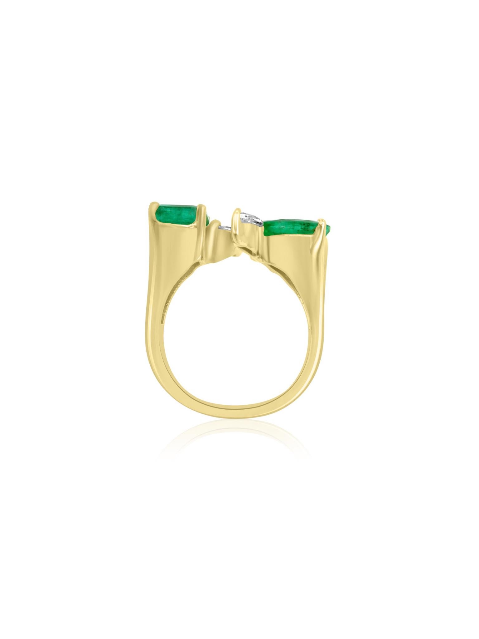 Artigiano Anello Mozafariano in oro 18k con smeraldi e diamanti taglio marquise in vendita
