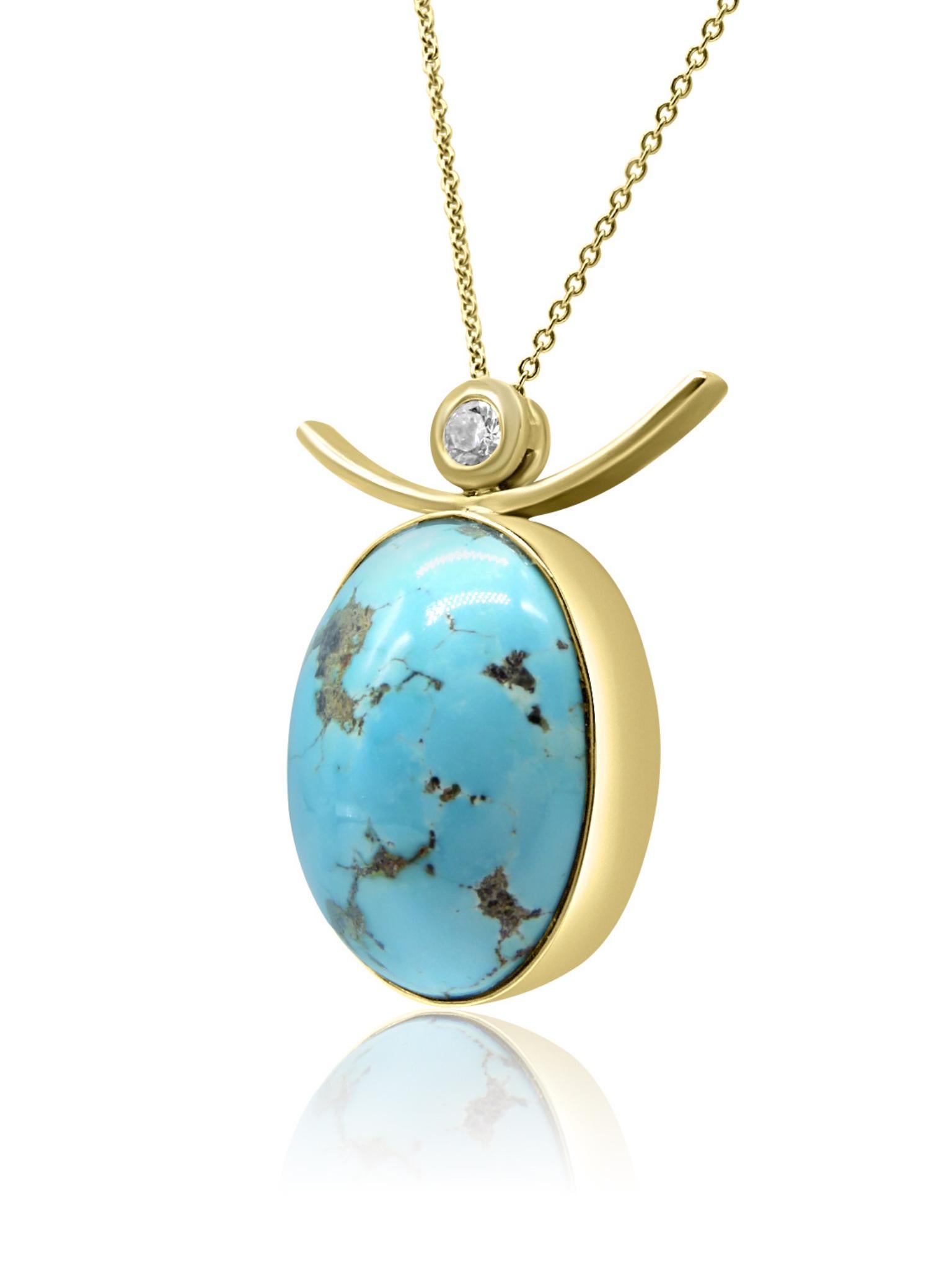 Questo ciondolo in oro giallo 18 carati presenta una pietra turchese ovale liscia con dettagli naturali, abbinata a un piccolo diamante incastonato sopra. Una barra d'oro delicatamente ricurva accentua il design, aggiungendo un tocco moderno.