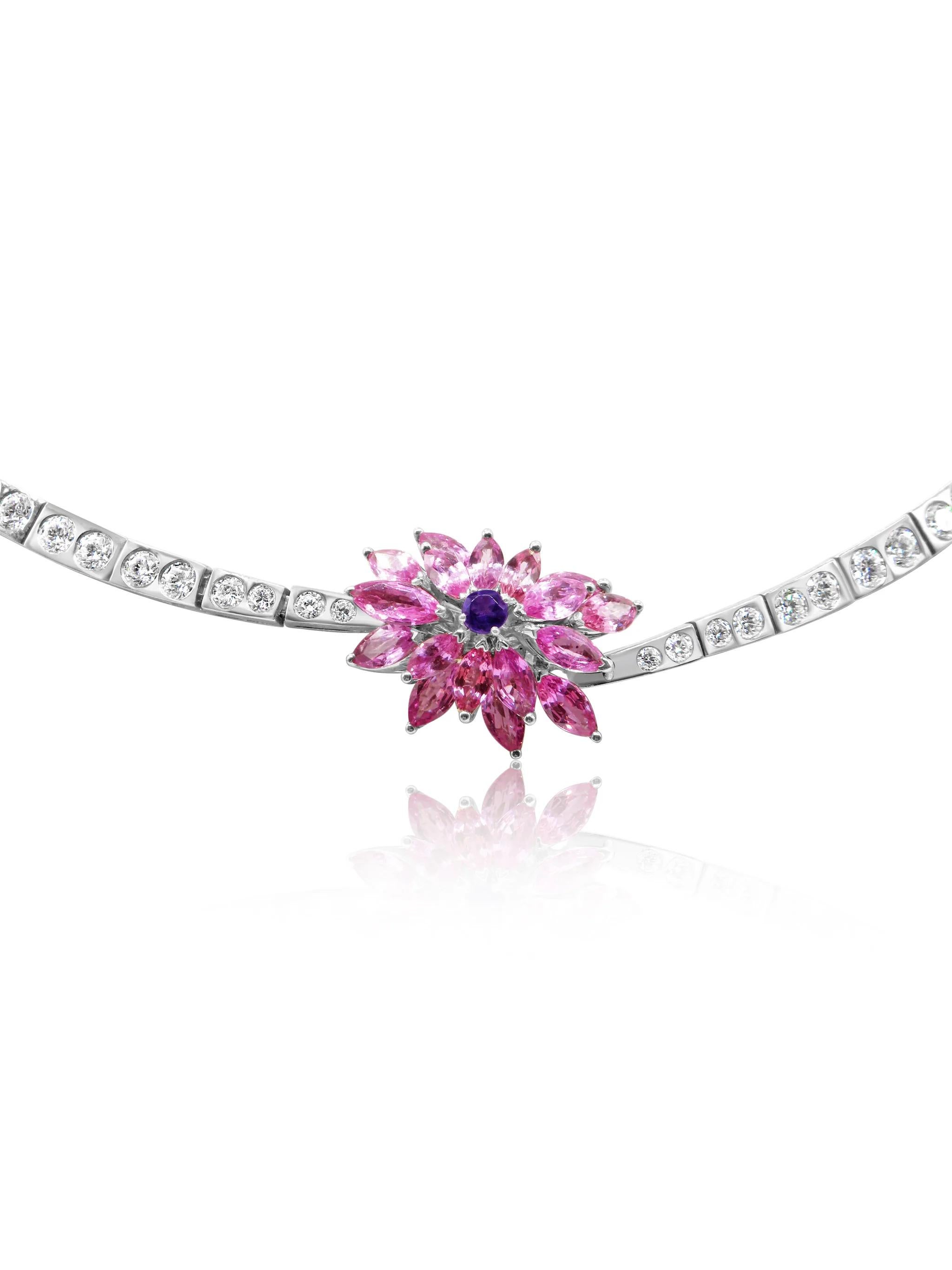 Collana in platino Mozafariana ornata da diamanti abbaglianti, vibranti zaffiri rosa e ricche ametiste. Questo capolavoro presenta un intricato disegno di ispirazione floreale che emana femminilità e raffinatezza. Il sorprendente zaffiro rosa con