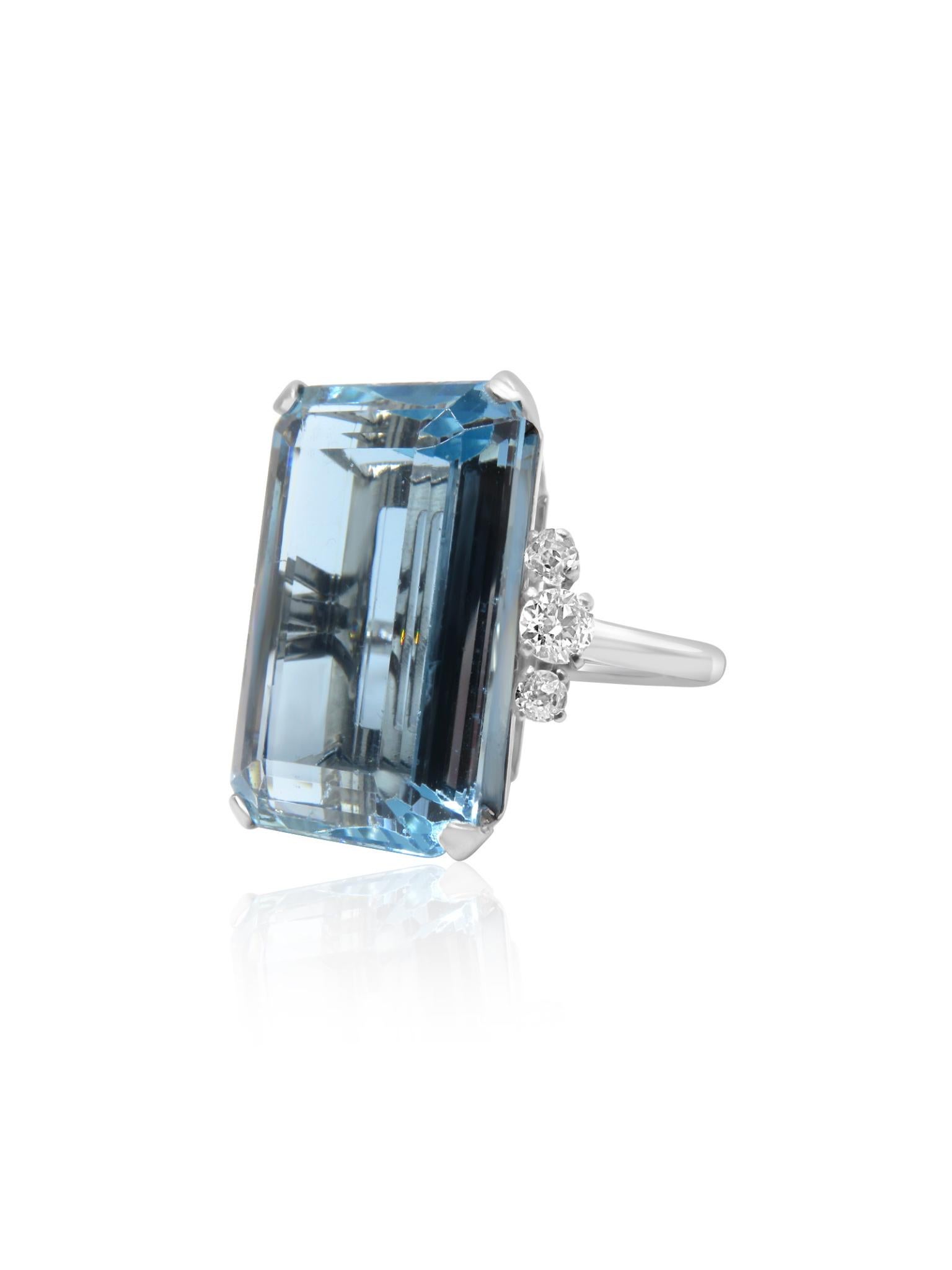 Questo magnifico anello Mozafariano presenta un'acquamarina mozzafiato da 20 carati con taglio a smeraldo, le cui serene sfumature blu ricordano le tranquille acque dell'oceano. Incastonato in oro bianco da 18 carati, il design mette in risalto la