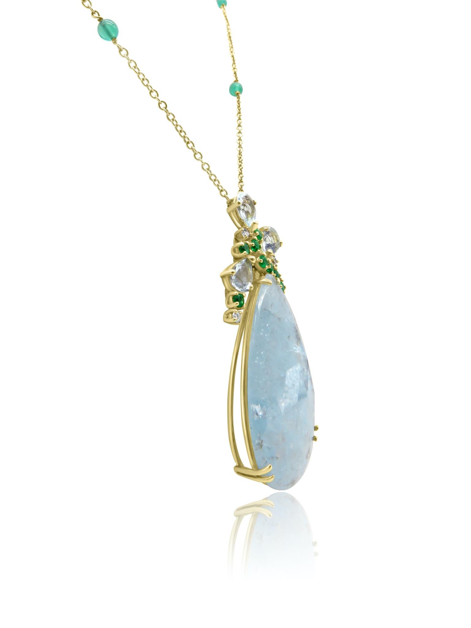 Diese mozafarbene 18-karätige Goldkette mit Aquamarin-Tropfen ist eine atemberaubende Mischung aus leuchtenden Farben und raffiniertem Design. Der zentrale Aquamarin-Tropfenanhänger hat einen ruhigen, sanften Blauton, der mühelos ein Gefühl der Ruhe