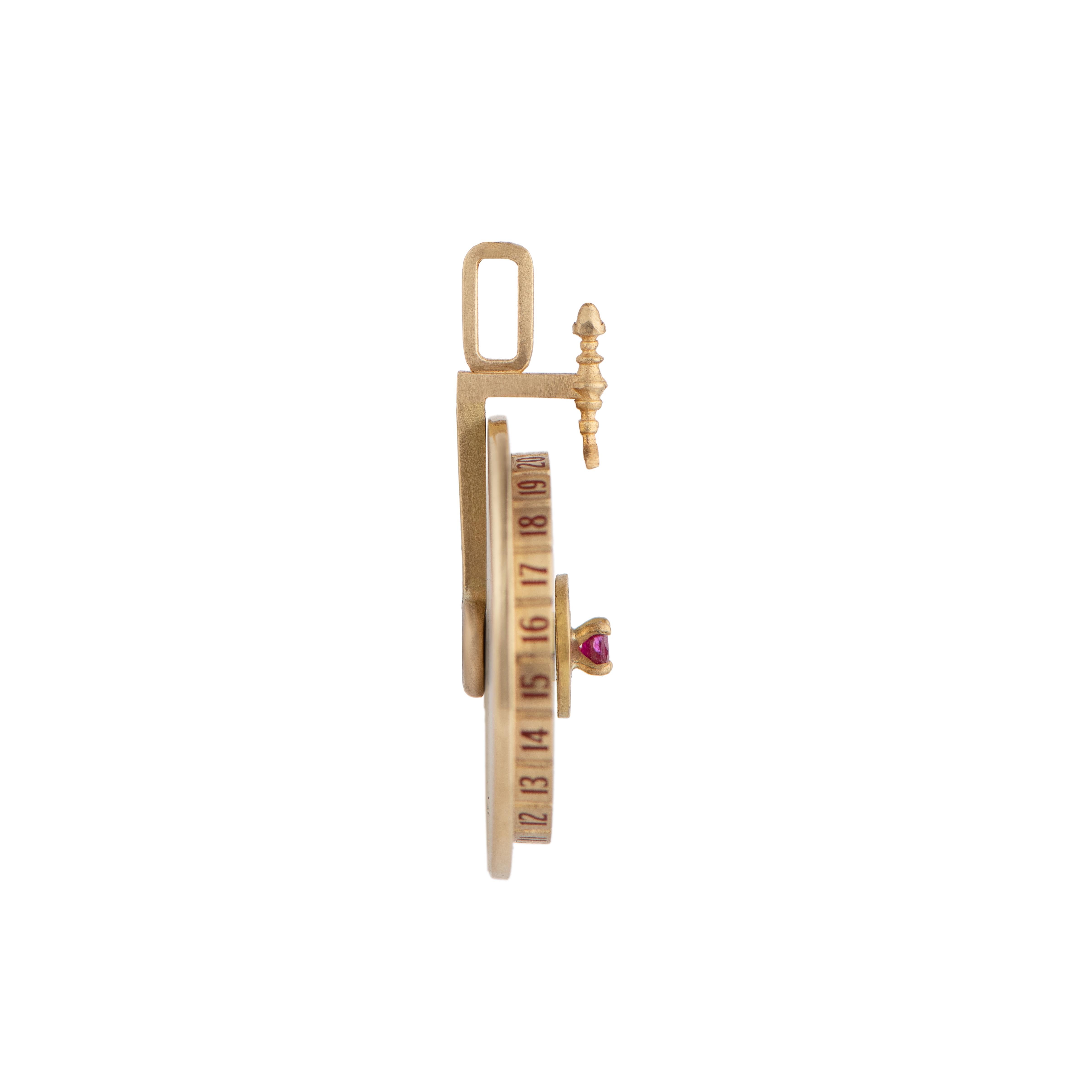 Fruit d'une collaboration entre Mozafarian et Katarina Tarazi, le pendentif Bousole de tarot Bourgogne vous invite à jouer au jeu de la vie.

Cette pièce intrigante présente un rubis de 0,13 ct, serti dans de l'or jaune 18 carats avec des accents