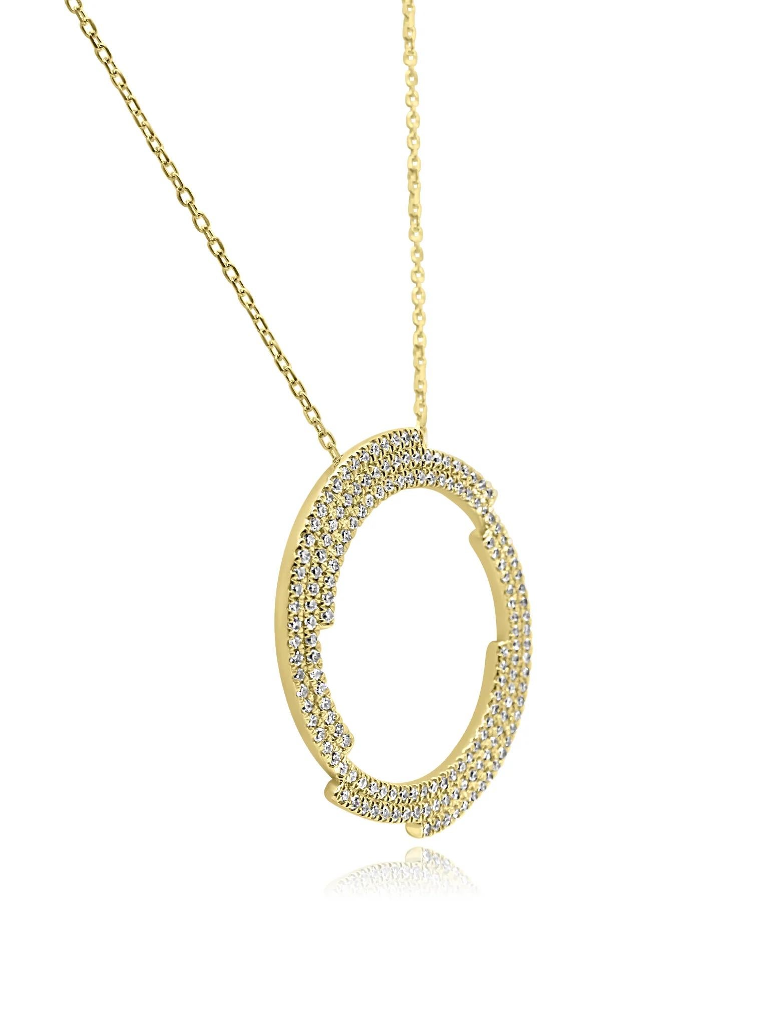 Il bellissimo pendente circolare in oro 18 carati di Mozafarian è ornato da diamanti scintillanti. I diamanti sono meticolosamente incastonati intorno al pendente, creando un design radioso e lussuoso che combina eleganza e modernità. La raffinata