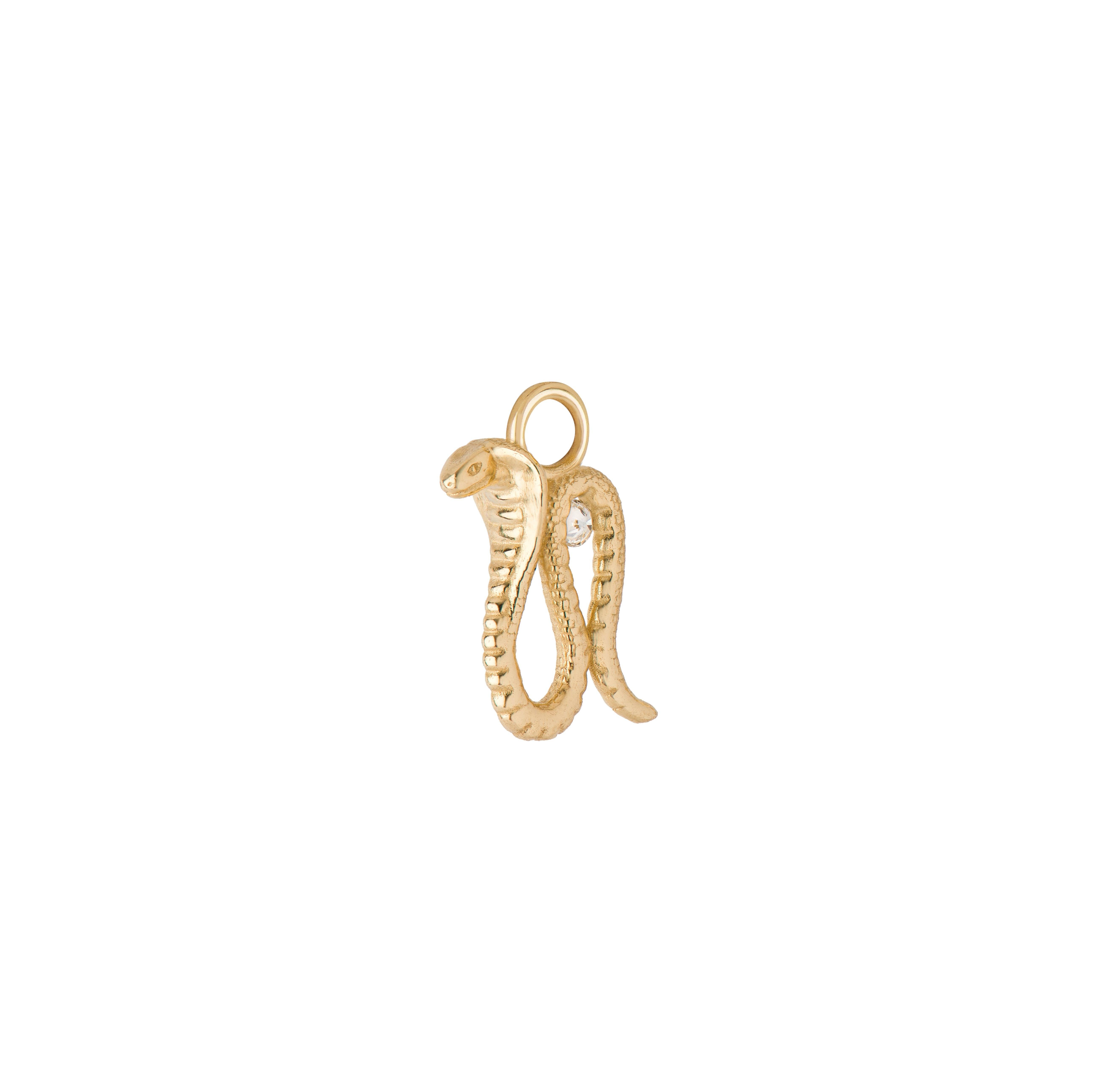 Frutto della collaborazione tra Mozafarian e Katarina Tarazi, l'Amuleto Cobra incarna il potere di trasformazione e rinascita del cobra nell'Antico Egitto.

Questo raffinato pezzo presenta un diamante bianco da 0,05 carati, incastonato in oro giallo