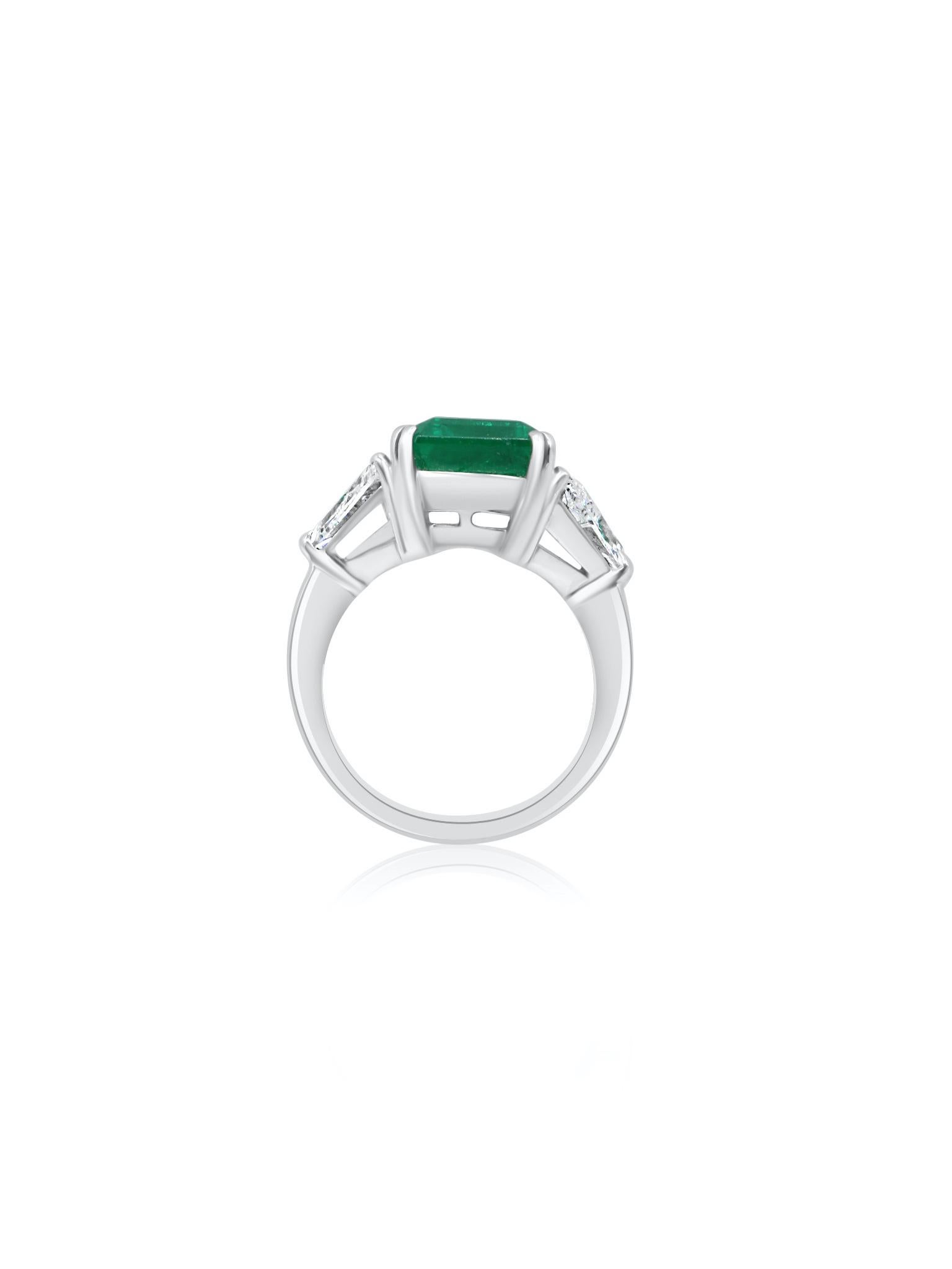 Anillo de Esmeralda Colombiana Mozafari y Diamante talla Trillón Corte radiante en venta