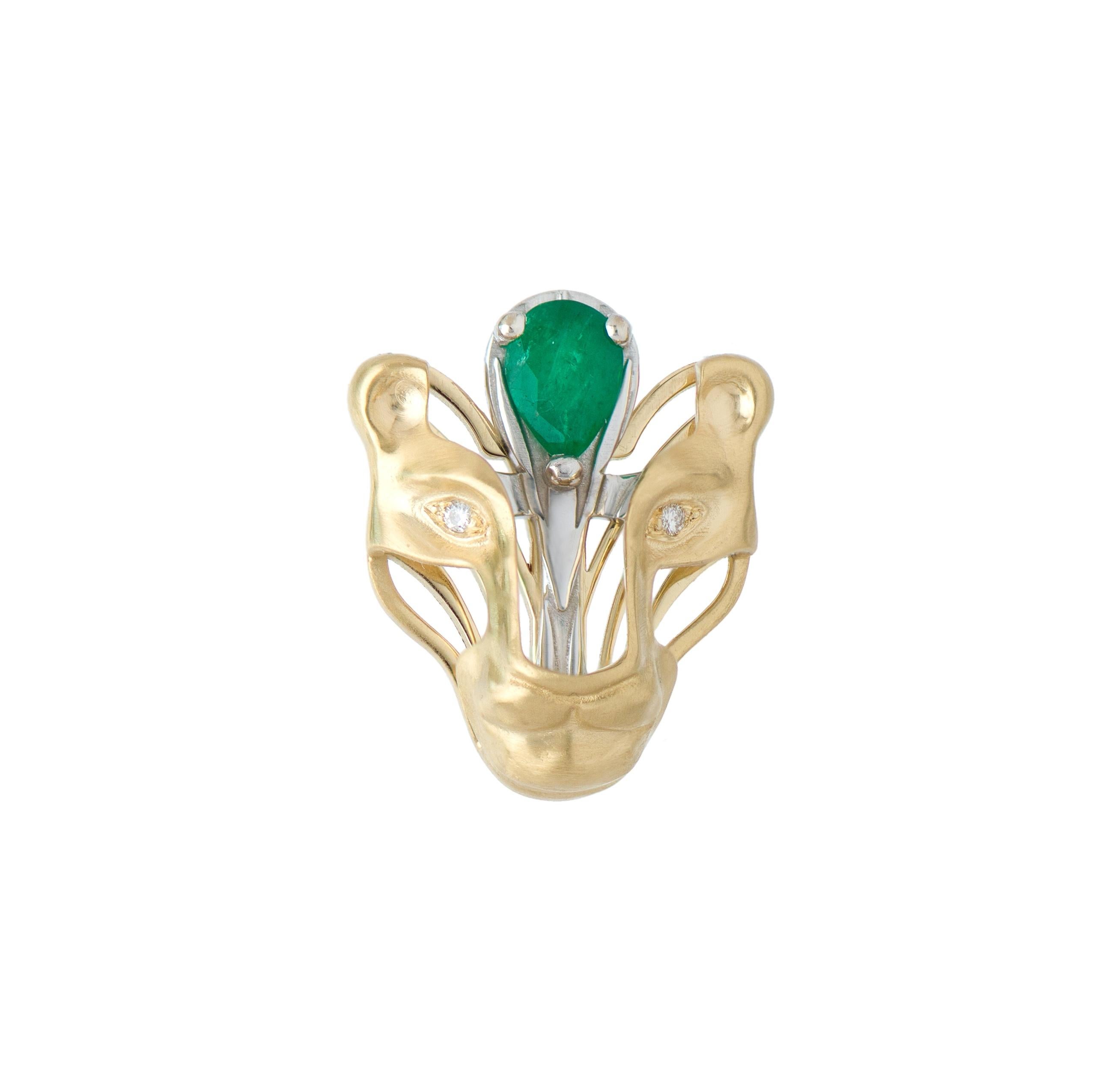 Frutto della collaborazione tra Mozafarian e Katarina Tarazi, il ciondolo Leo onora la dea leonessa dell'Antico Egitto, Sekhmet.

Questo splendido pezzo presenta diamanti bianchi da 0,018 carati e una pera smeraldo da 0,45 carati, incastonati in oro