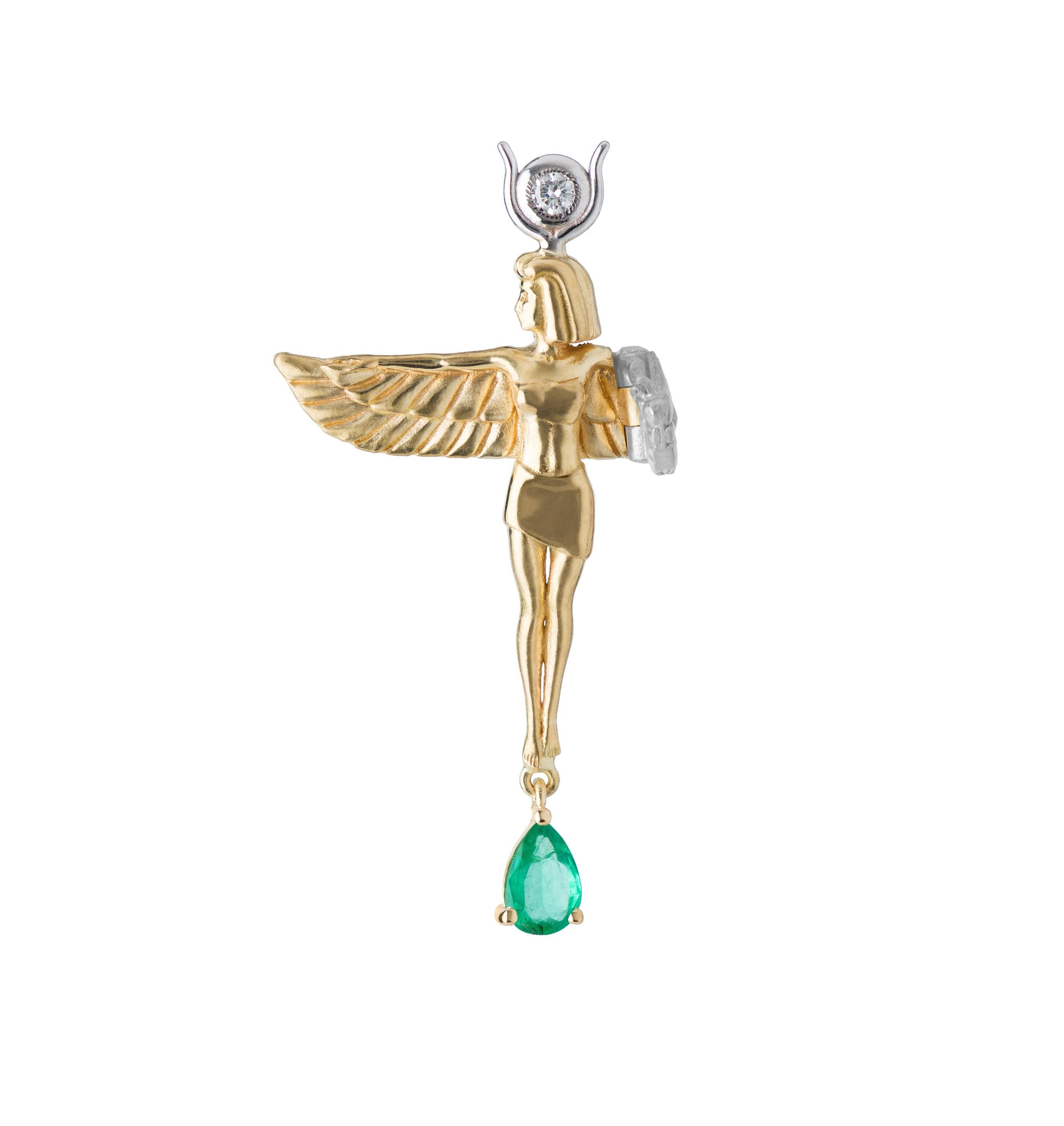 Frutto della collaborazione tra Mozafarian e Katarina Tarazi, il ciondolo Virgo onora Iside, la madre di tutte le divinità dell'Antico Egitto. 

Questo elegante pezzo presenta un diamante bianco da 0,04 carati e una pera smeraldo da 0,45 carati,