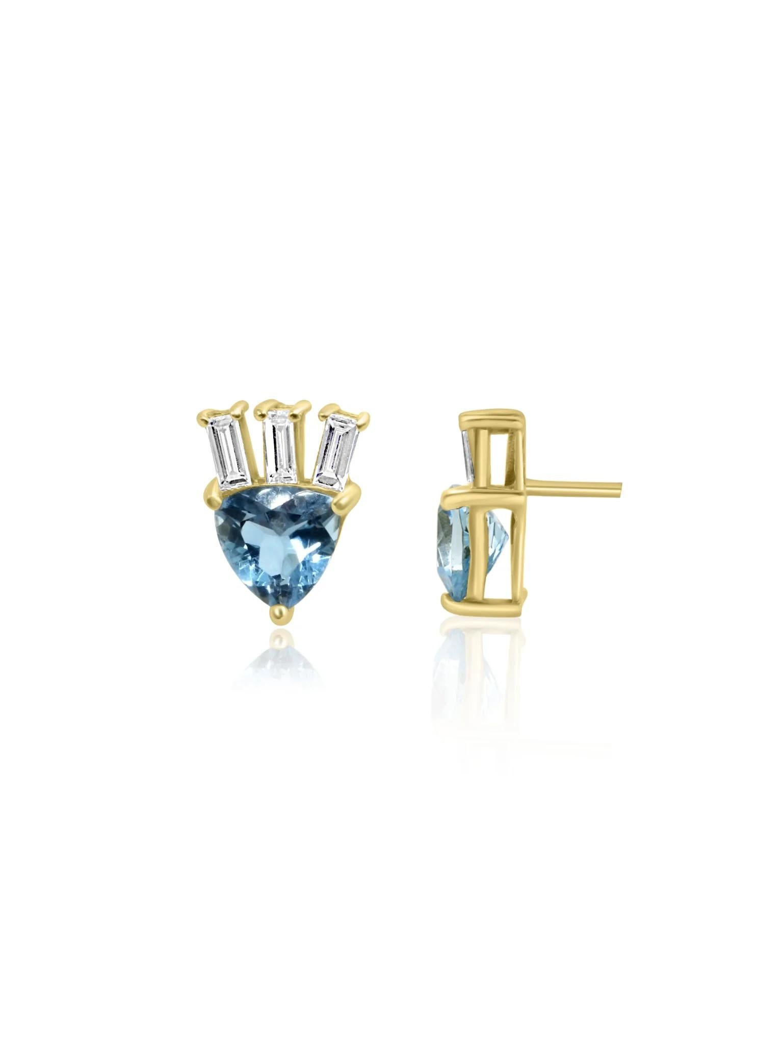 Questi orecchini Mozafarian in oro 18 carati a forma di cuore di acquamarina presentano una bellissima acquamarina blu tenue al centro, con un'elegante corona di diamanti a baguette sulla parte superiore. I diamanti aggiungono un po' di brillantezza