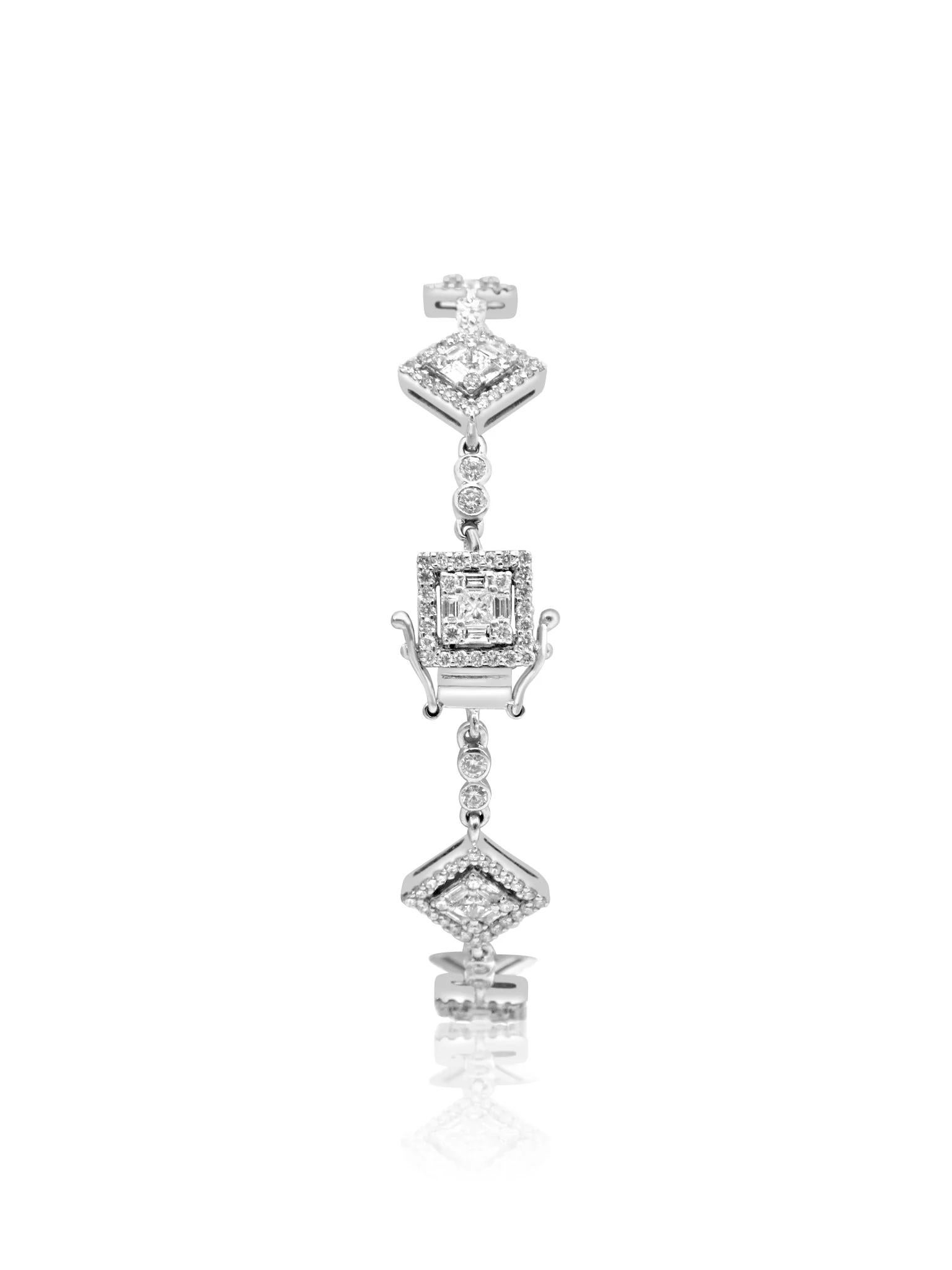Impresionante brazalete de oro blanco de 18 quilates, cubierto de hipnotizantes diamantes meticulosamente alineados para crear un deslumbrante conjunto de cuadrados y rombos que se extienden por todo el brazalete.

