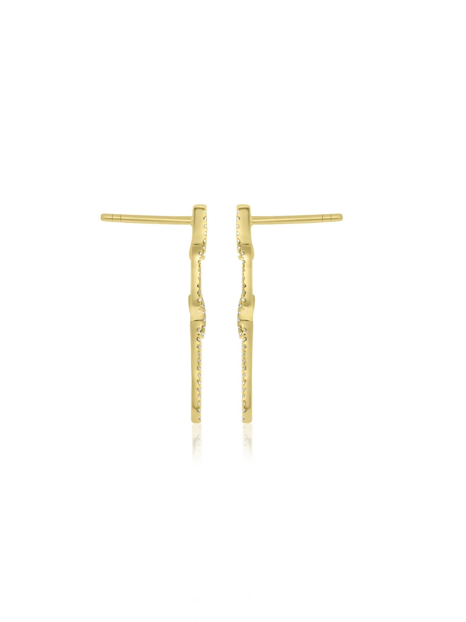 Questi orecchini in oro rosa 18 carati presentano delicati diamanti disposti in una splendida catena d'oro. I toni morbidi e caldi dell'oro rosa completano lo scintillio dei diamanti, creando un look semplice ma elegante.