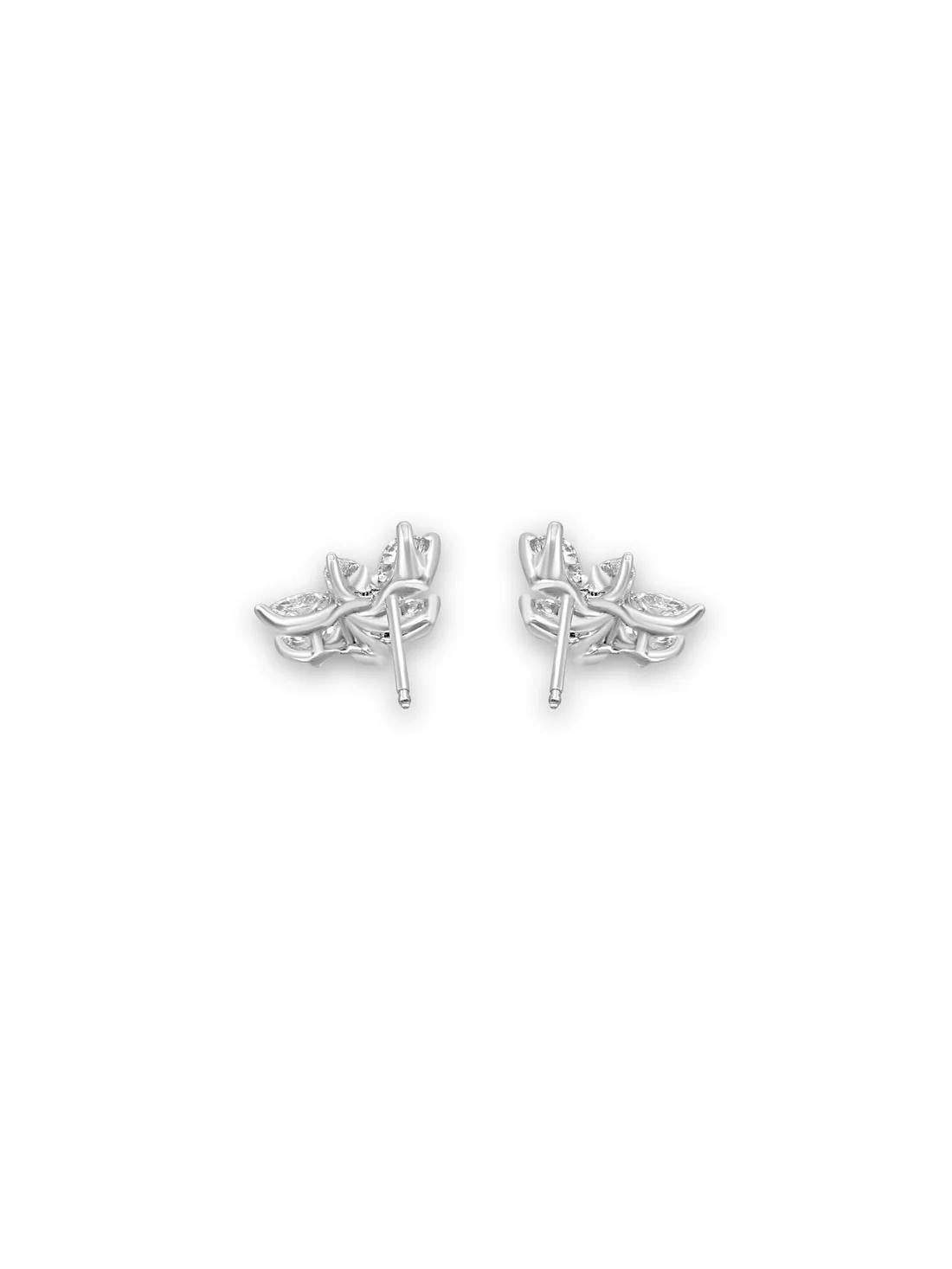 Questi orecchini mozzafiato in oro bianco 18 carati sono impreziositi da una squisita serie di diamanti di diverse forme, per un totale di 3,09 carati. La disposizione delicata ma audace dei vari tagli di diamante crea un abbagliante gioco di luci,