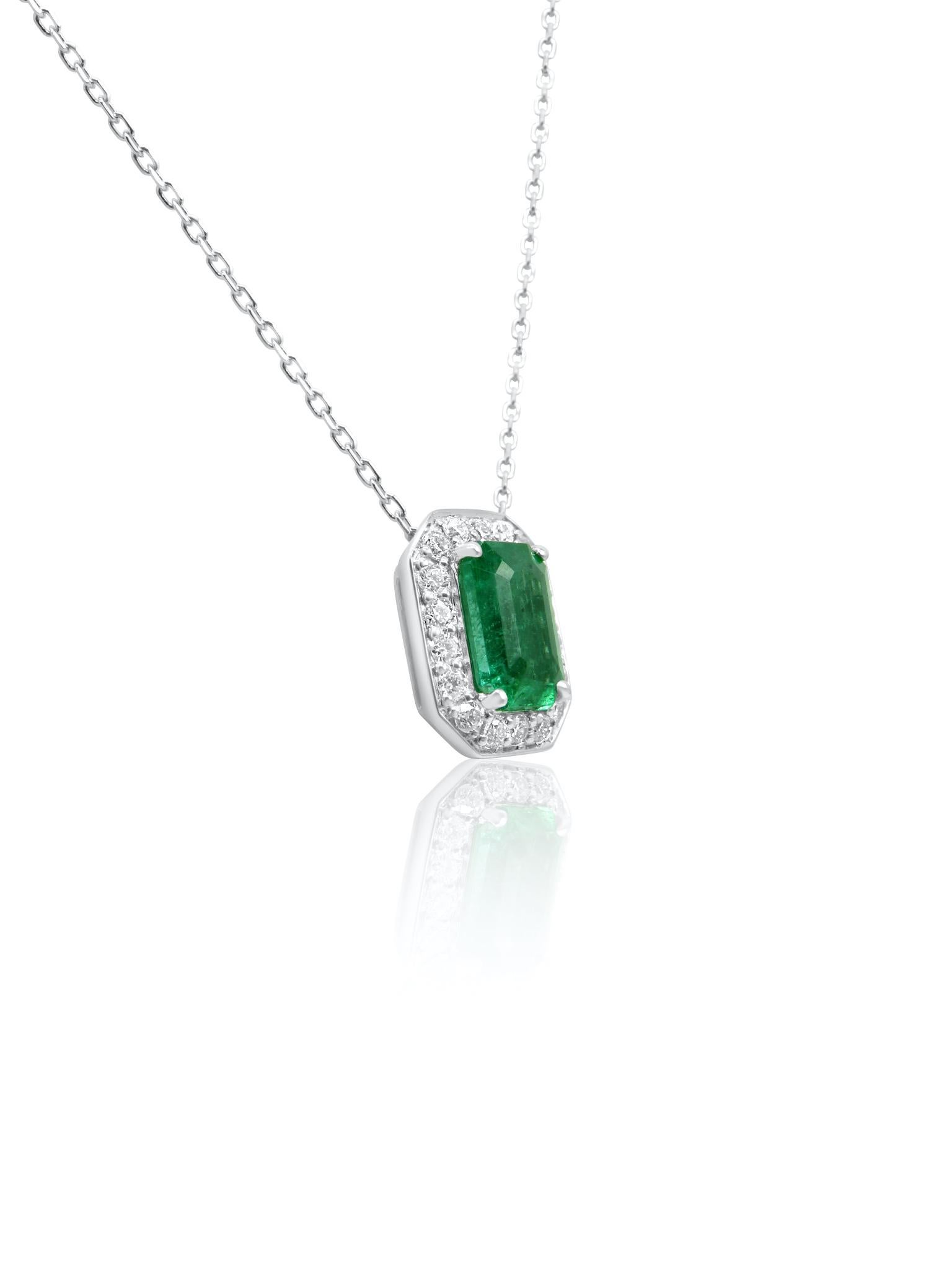 Diese aus 18 Karat Weißgold gefertigte mozarabische Smaragdkette ist mit einem leuchtenden Smaragd von 0,90 Karat (7x5 mm) besetzt, der einen satten, faszinierenden Grünton ausstrahlt. Der Smaragd in der Mitte wird durch funkelnde Diamanten von