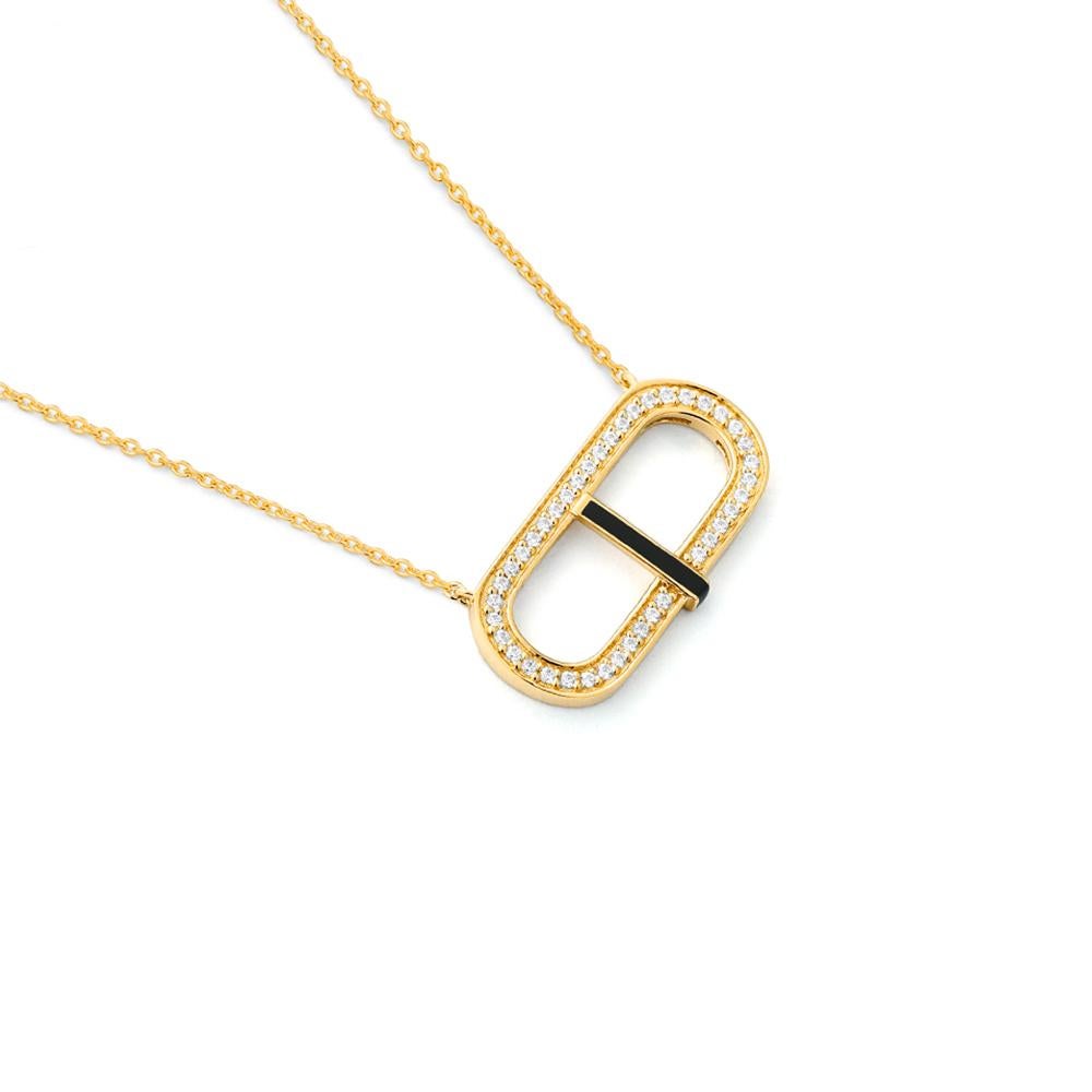 Diese elegante und moderne Halskette aus 18 Karat Gelbgold hat einen ovalen Anhänger, der an eine schicke Schnalle erinnert. Der schwarze Glanz und der Brillantbesatz sorgen für einen raffinierten Kontrast und eine moderne Ausstrahlung. Ein