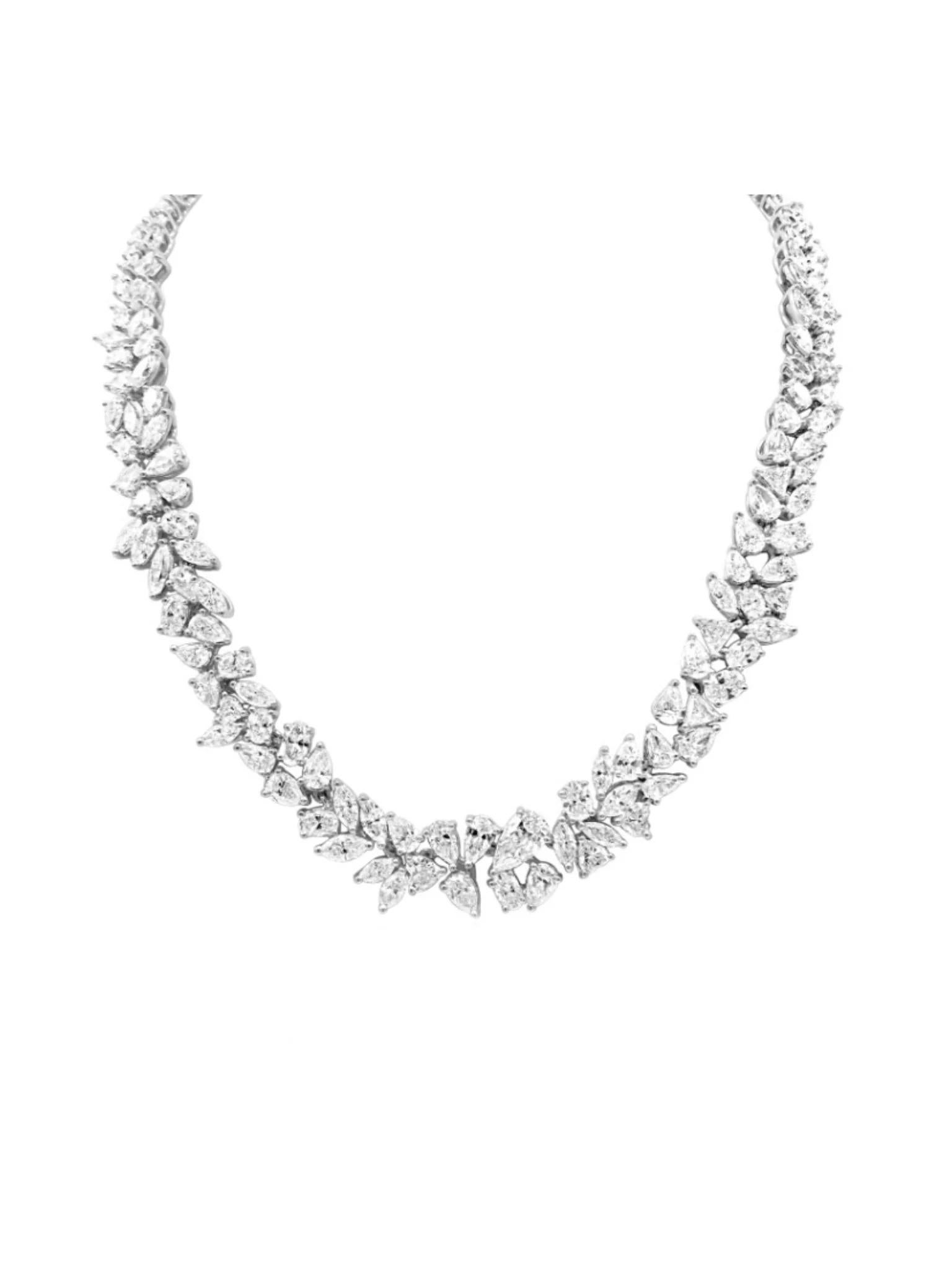 Questa collana mozzafiato in oro bianco 18 carati è impreziosita da una squisita serie di diamanti di diverse forme, per un totale di 44,31 carati. La disposizione fluida dei diamanti di vario taglio crea uno spettacolo radioso di luce e movimento,