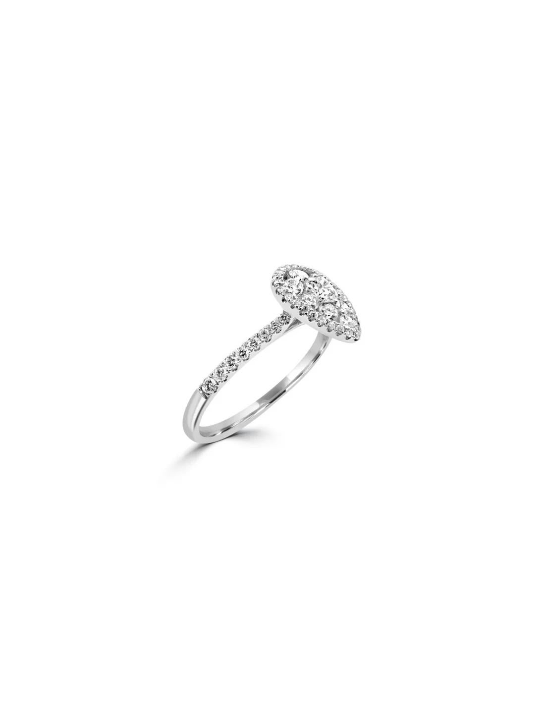 Anello Mozafariano in oro bianco 18 carati impreziosito da diamanti scintillanti a taglio rotondo di diverse dimensioni che si estendono per metà della fascia.
