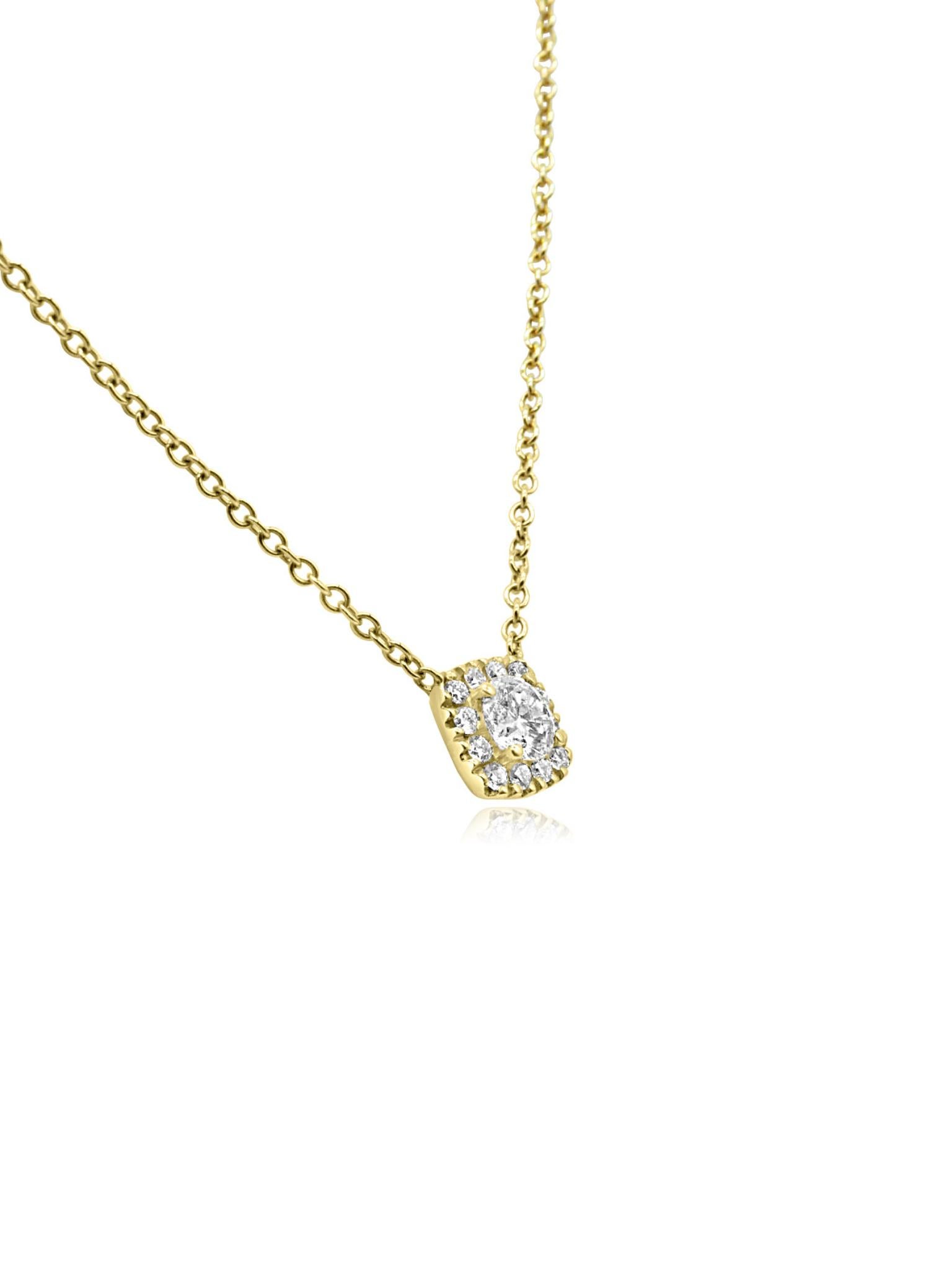 Questa collana in oro giallo 18 carati presenta un pendente di diamanti scintillanti con un'aureola a forma di cuscino. Al centro c'è un diamante da 0,42 carati che attira lo sguardo, mentre i diamanti più piccoli che lo circondano aggiungono
