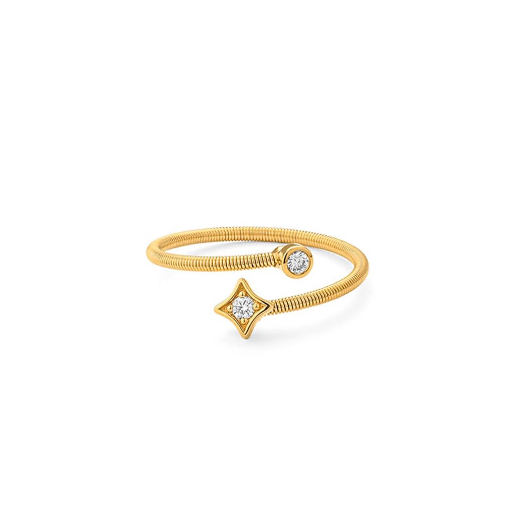 Ein spielerisches Gleichgewicht zwischen Geometrie und Glitzer. Dieser Ring aus 18 Karat Gelbgold schmiegt sich zart um den Finger und schließt mit einem eleganten, in eine Lünette gefassten Diamanten und einer sternförmigen Fassung ab, die ihm eine