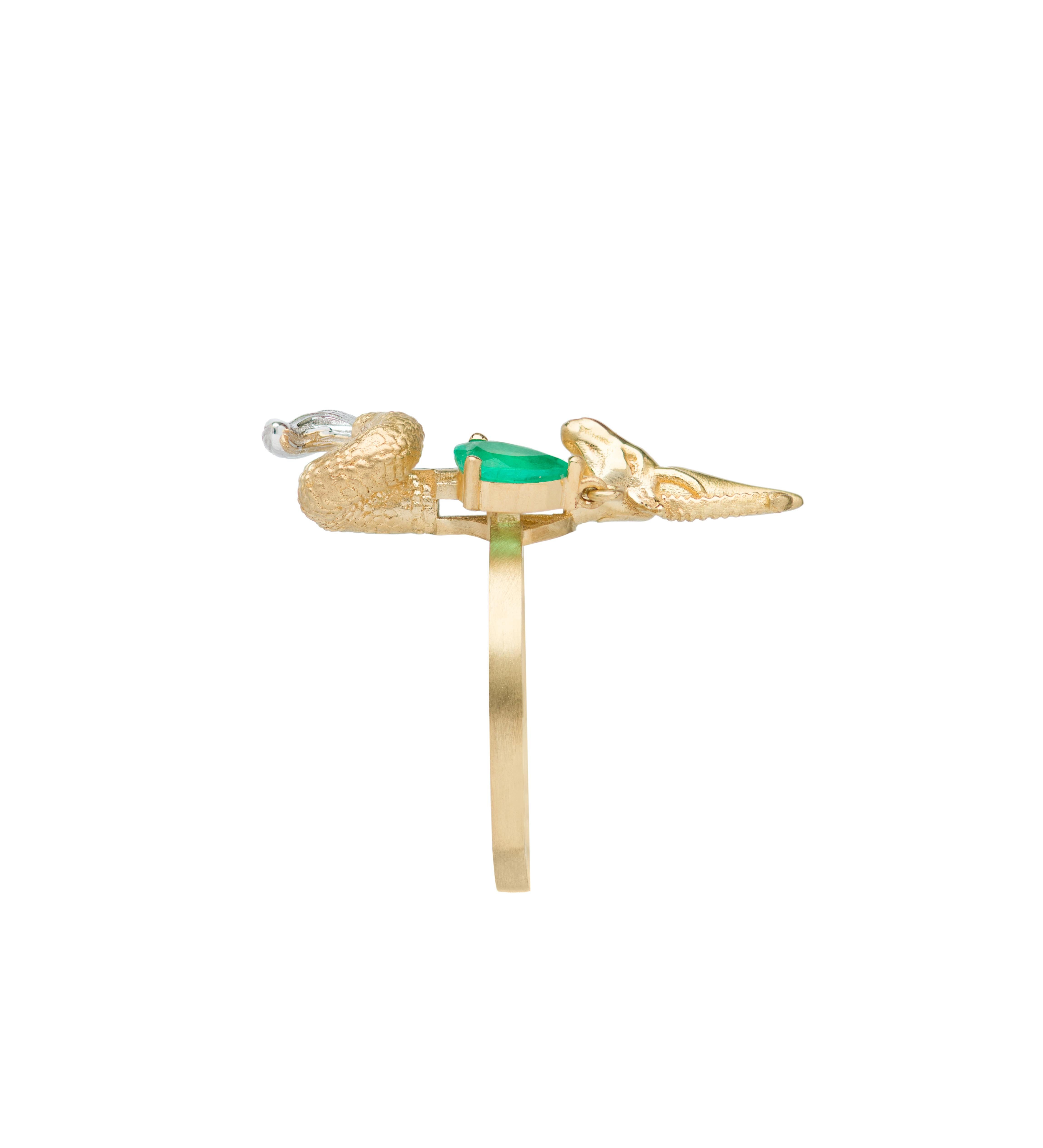 Taille poire Bague capricorne en émeraude et diamant Mozafarian en vente
