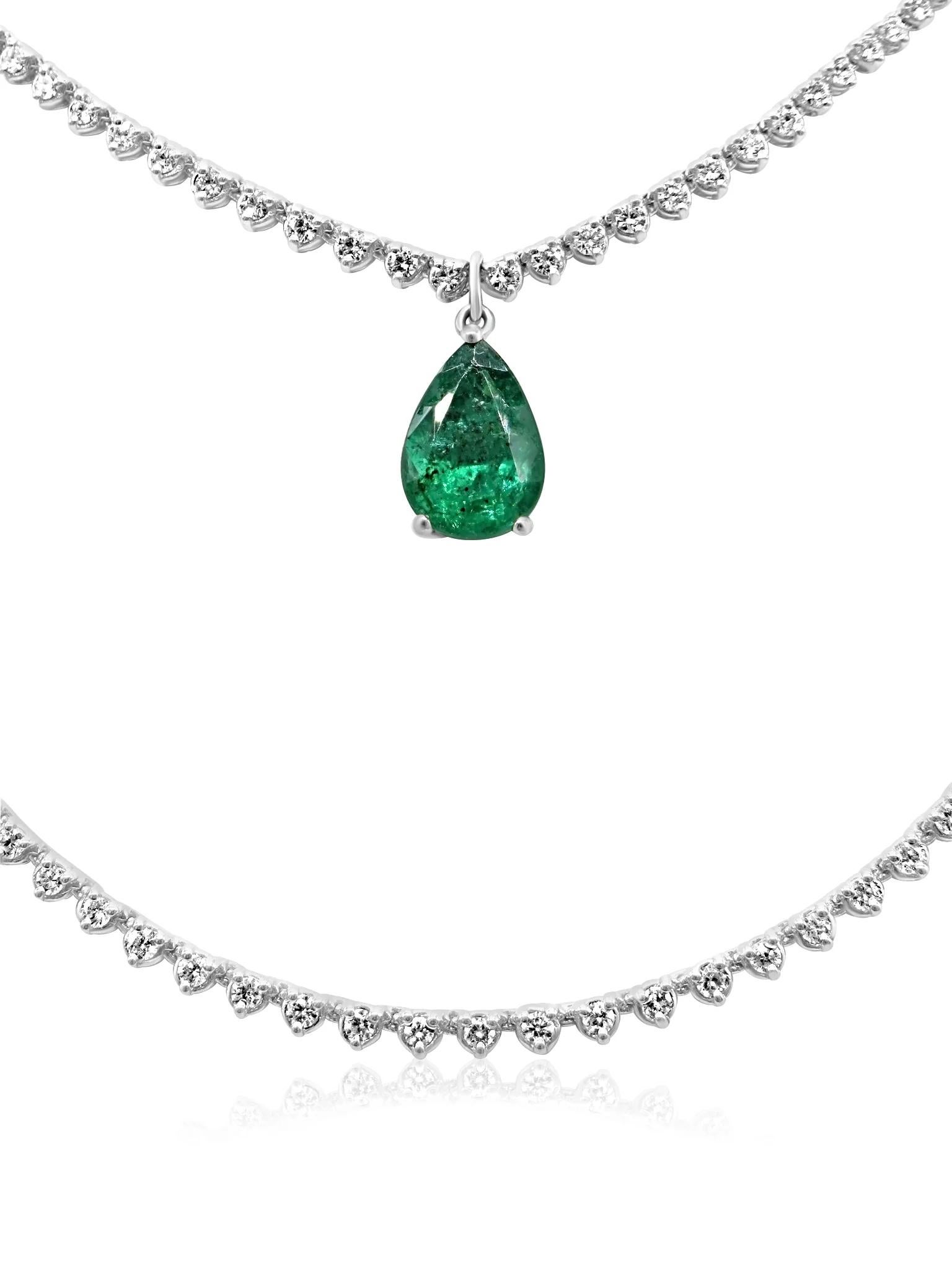Questa straordinaria collana con doppio diamante in oro bianco 18 carati è caratterizzata da una splendida goccia di smeraldo a forma di pera, che crea un perfetto mix di eleganza e colore. Con 20 carati di diamanti incastonati lungo la catena, i