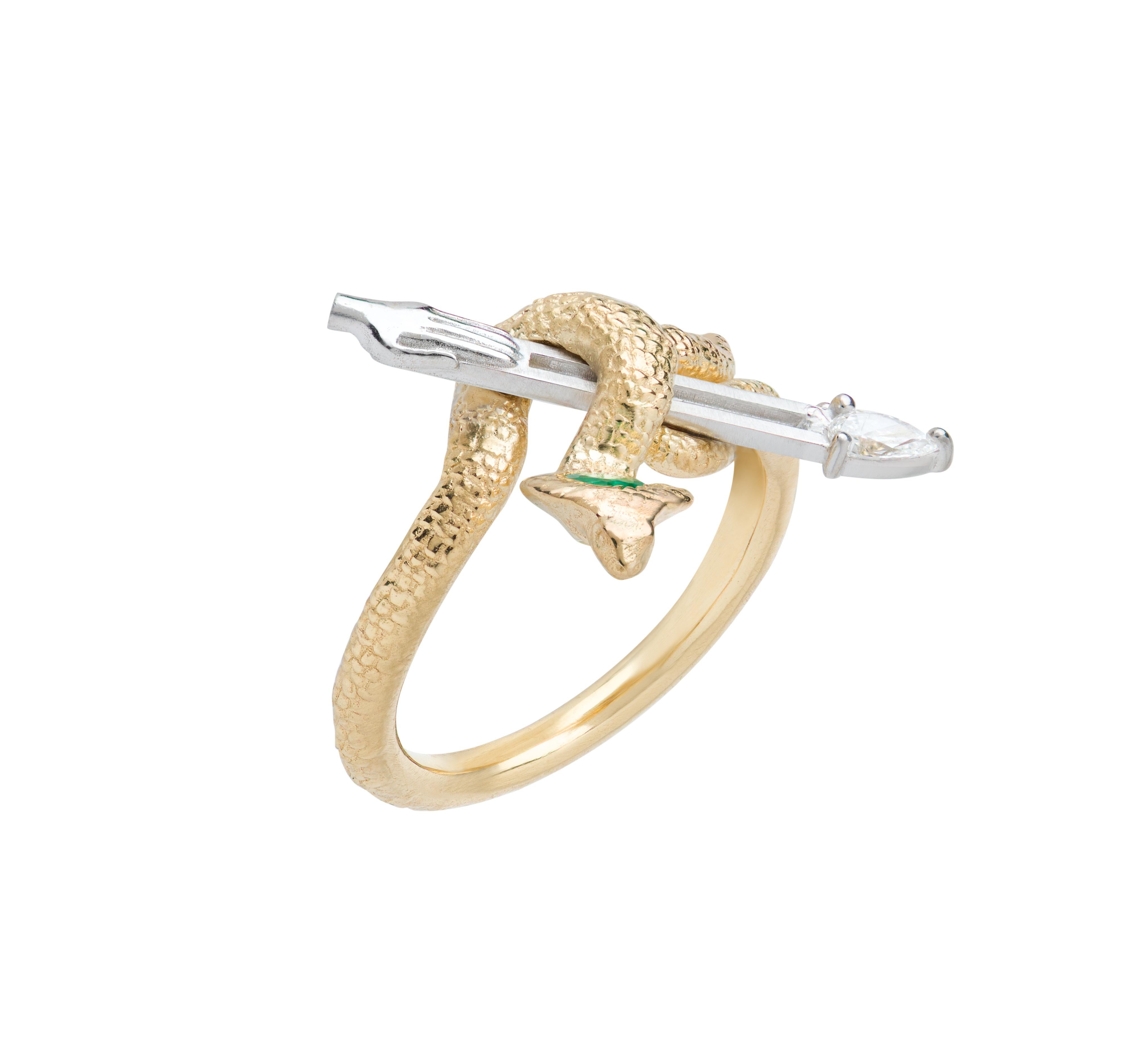 Frutto della collaborazione tra Mozafarian e Katarina Tarazi, l'Anello del Sagittario è caratterizzato da un arco e una freccia di cobra tirati indietro da un geroglifico a mano.

Questo straordinario pezzo è incastonato in oro giallo e bianco a 18