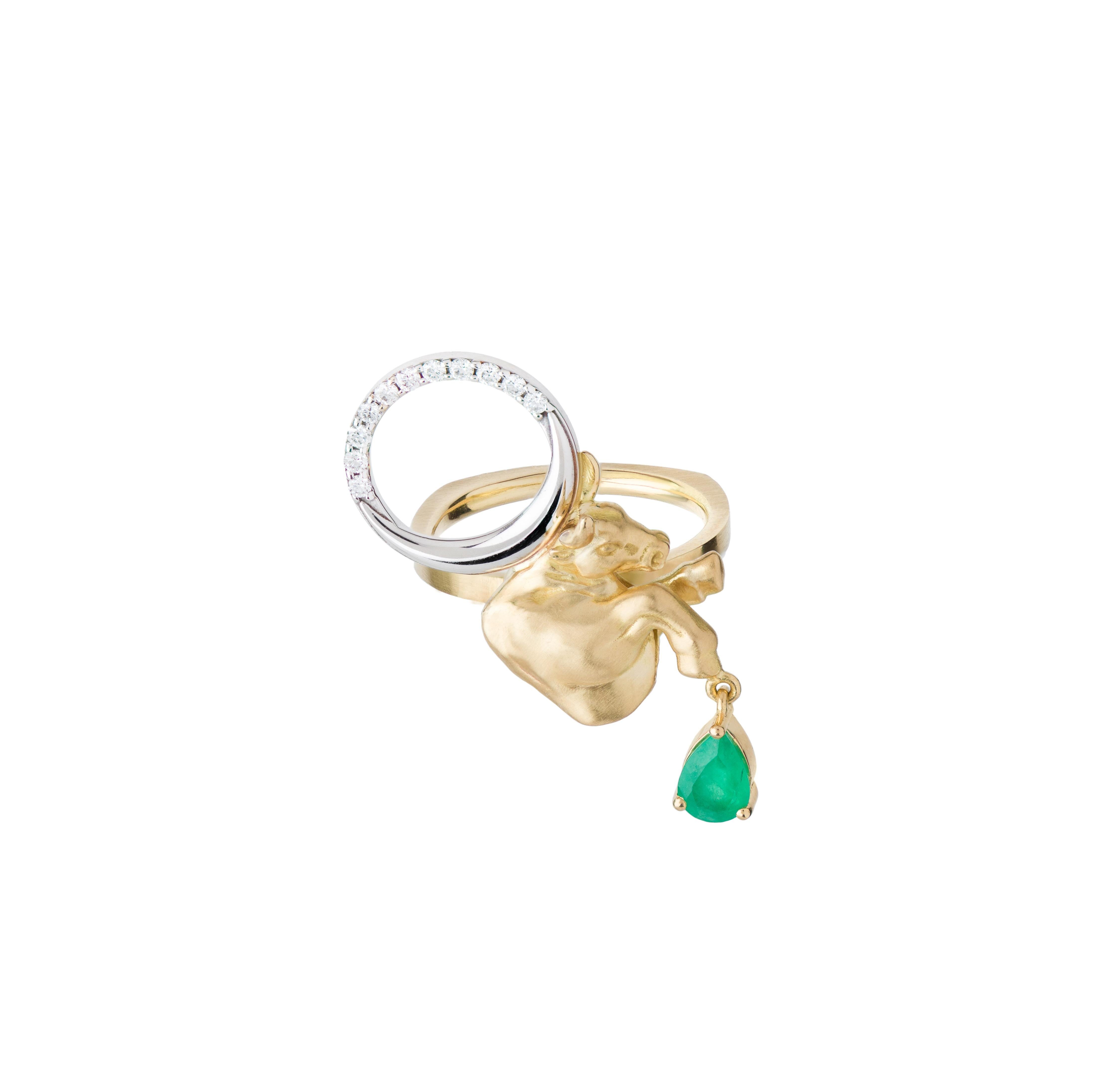 Una collaborazione tra Mozafarian e Katarina Tarazi, l'anello Taurus onora Apis, il dio toro dell'Antico Egitto.

Questo pezzo audace presenta diamanti bianchi da 0,12 carati e una pera smeraldo da 0,45 carati, incastonati in oro giallo e bianco 18