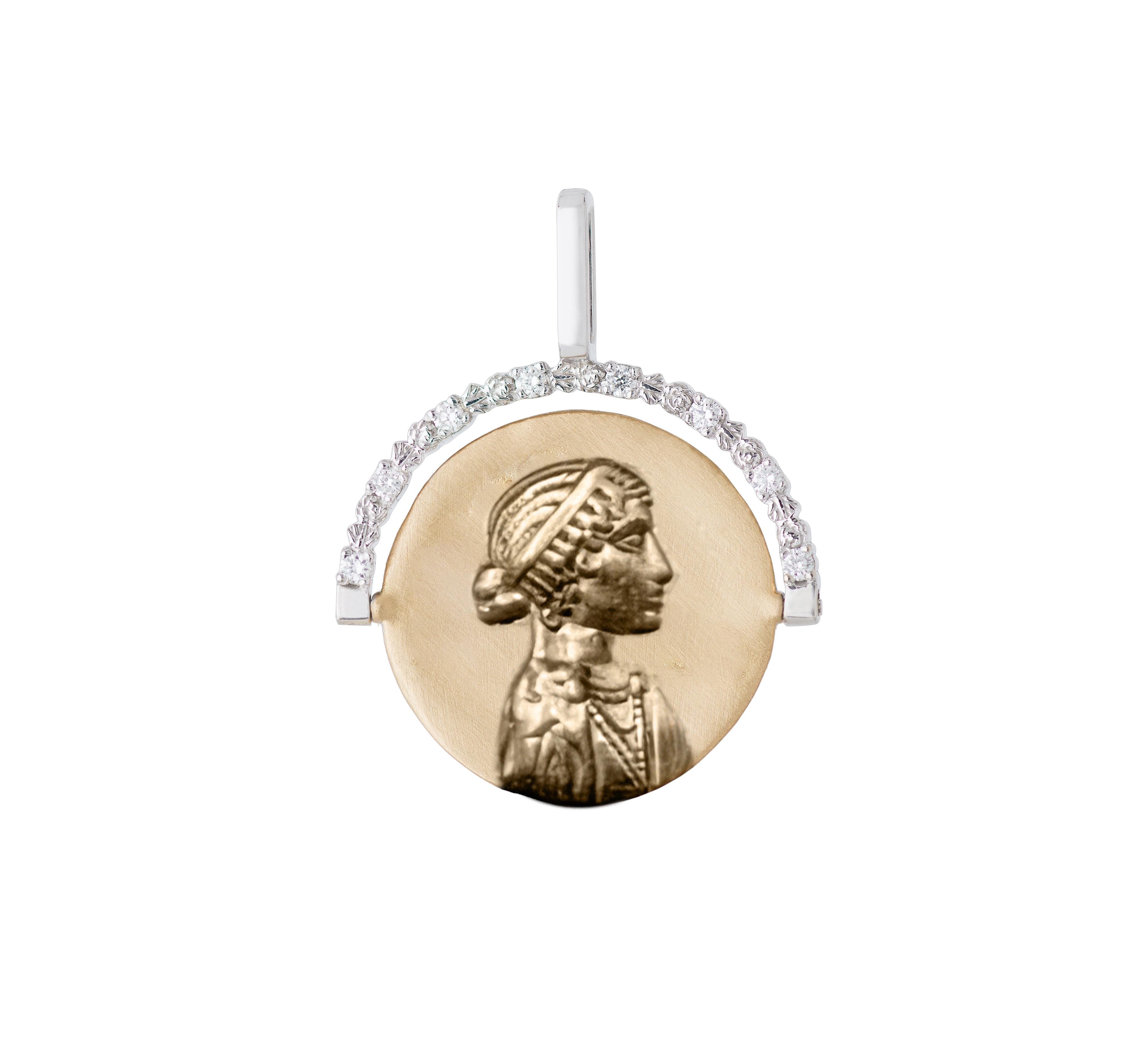 Fruit d'une collaboration entre Whiting et Katarina Tarazi, ce pendentif ludique est orné de diamants blancs de 0,096 ct, sertis dans de l'or jaune et blanc 18k, pour un poids total de 5,37 g.

Basée sur le jeu de tarot, cette pièce incarne