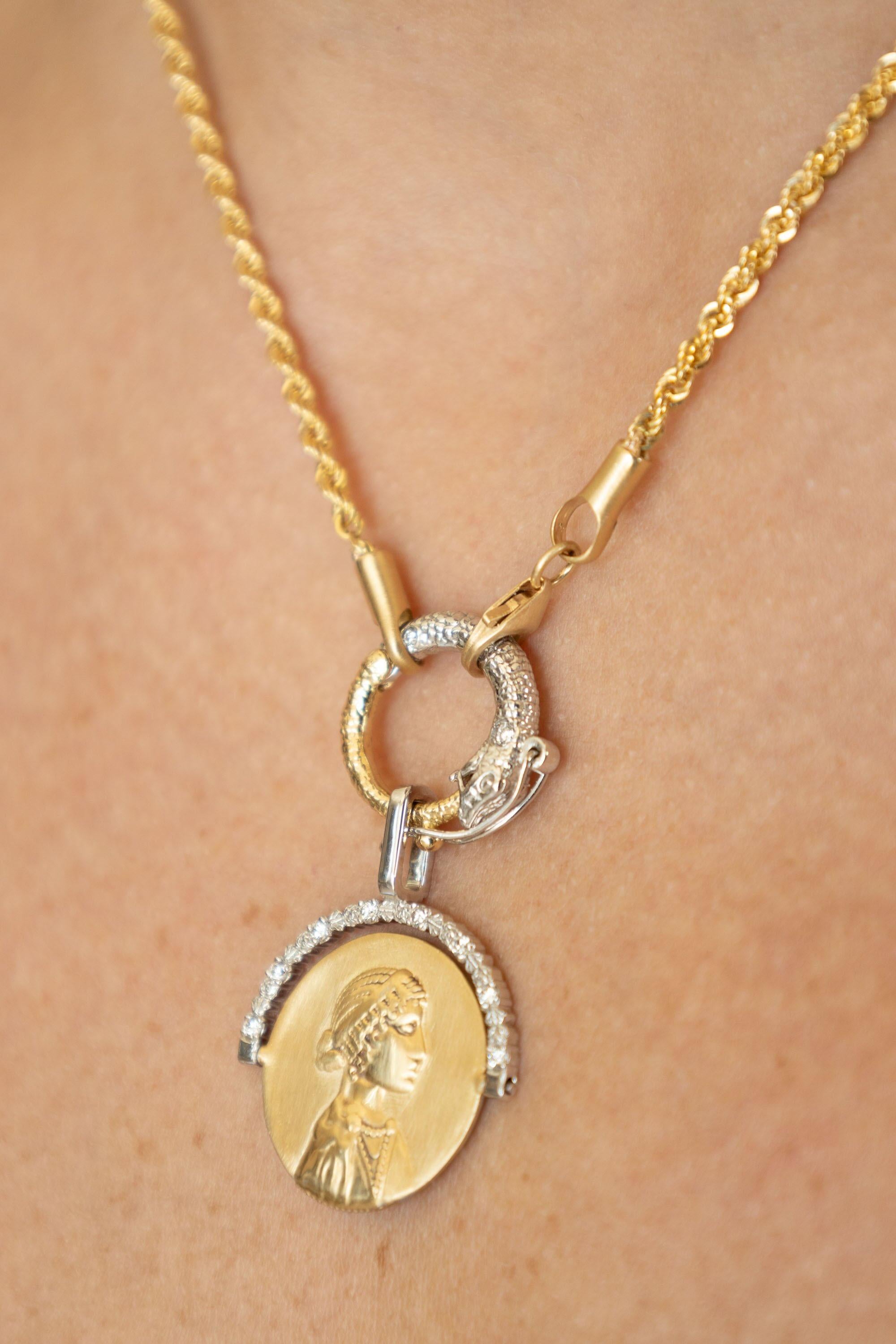 Artisan Pendentif en pièces de monnaie de l'impératrice et de l'empereur du Mozambique avec diamants en vente