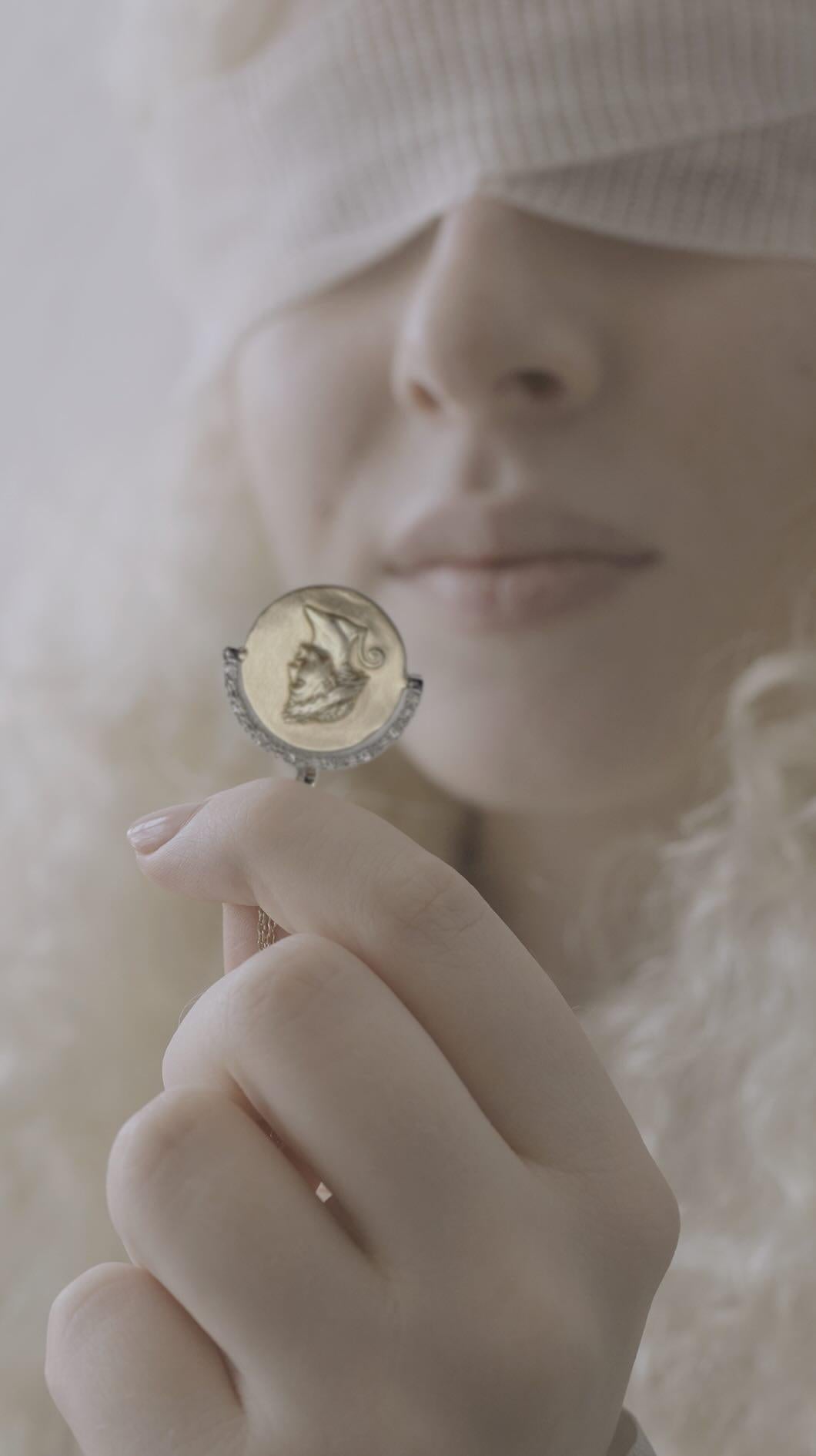 Pendentif en pièces de monnaie de l'impératrice et de l'empereur du Mozambique avec diamants Neuf - En vente à London, GB