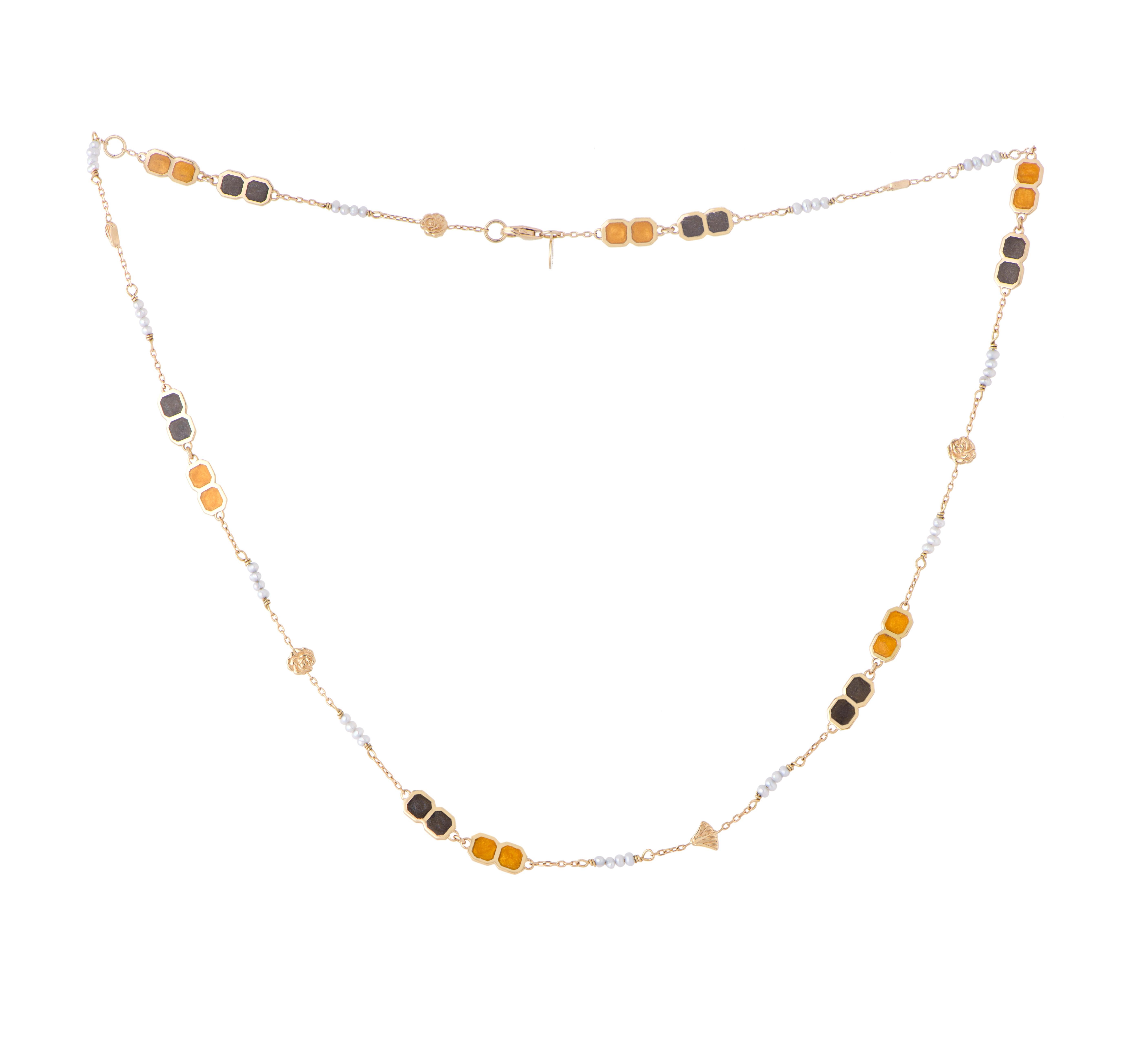 La chaîne Sautoir Néo Blanc/Or présente d'exquises perles baroques Akoya et de l'émail noir, sertis dans de l'or jaune 18 carats pour un poids total de 7 g.

Cette chaîne élégante est conçue pour compléter les pendentifs Katarina Tarazi, offrant un