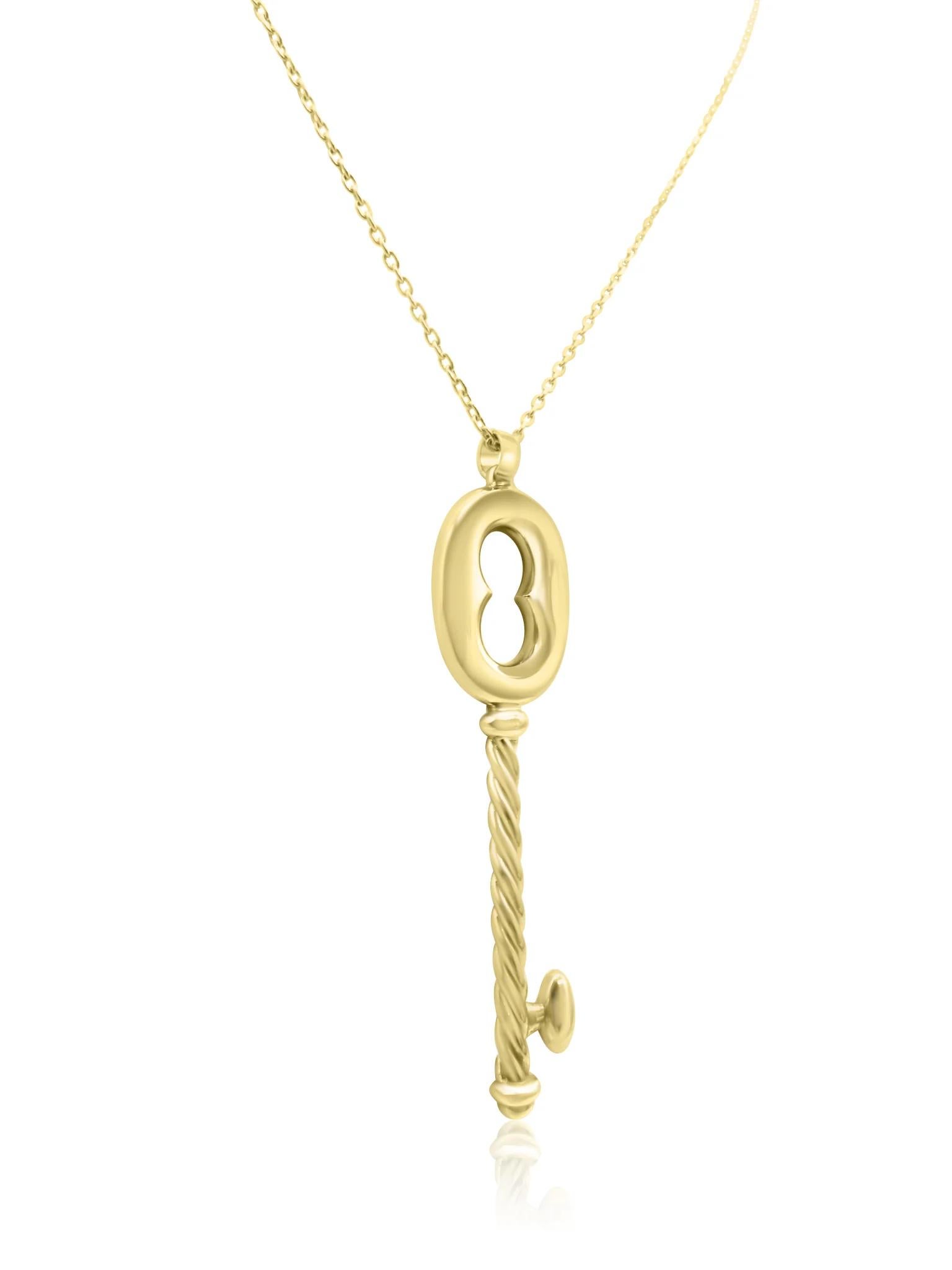 Collana in oro giallo 18k con un bellissimo ciondolo a forma di chiave. 


