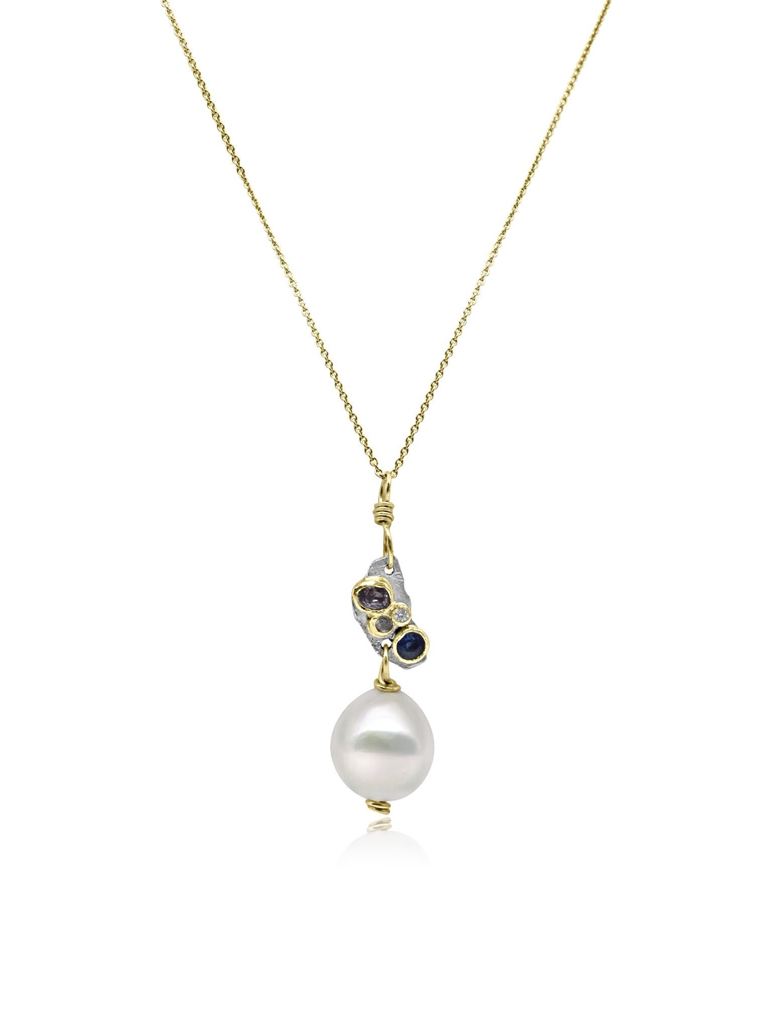 Bellissima collana in oro 18 carati con una texture distinta che aggiunge dimensione e fascino al suo design. Il ciondolo è impreziosito da diamanti a taglio rotondo e da uno zaffiro che creano un contrasto straordinario con il lussuoso oro. La