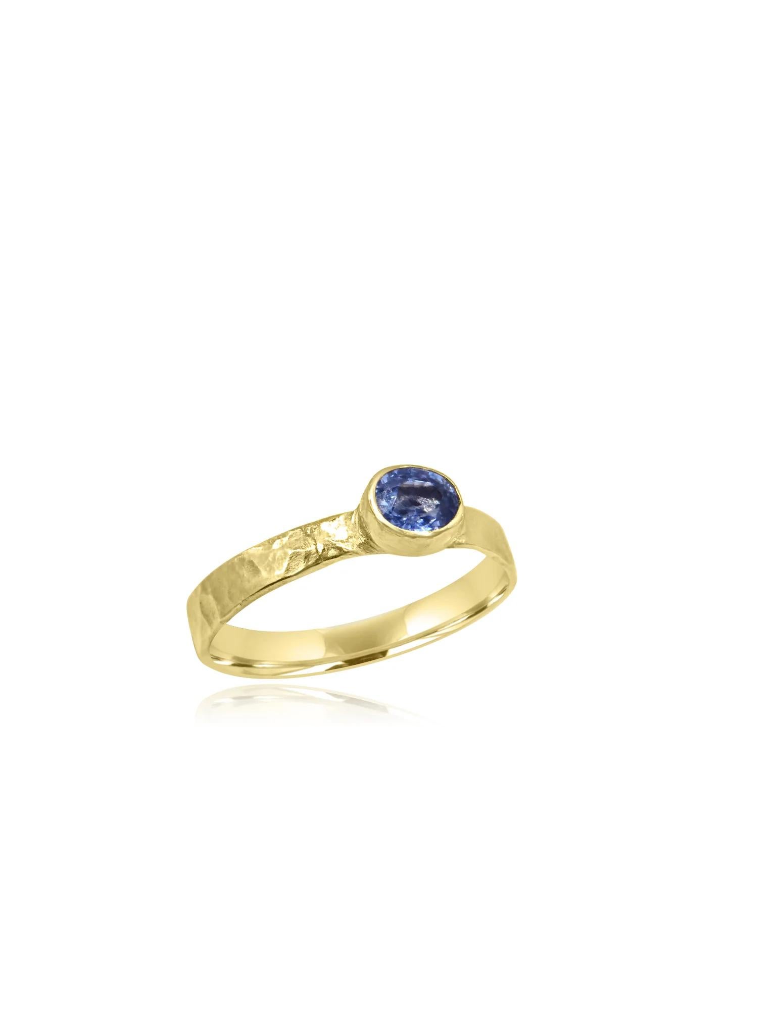 Fatto a mano Stupendo anello realizzato in Cornovaglia con oro 18 carati testurizzato. La spessa fascia presenta una texture unica, che aggiunge profondità e carattere al design. Al centro, una pietra ovale di zaffiro blu splendidamente incastonata