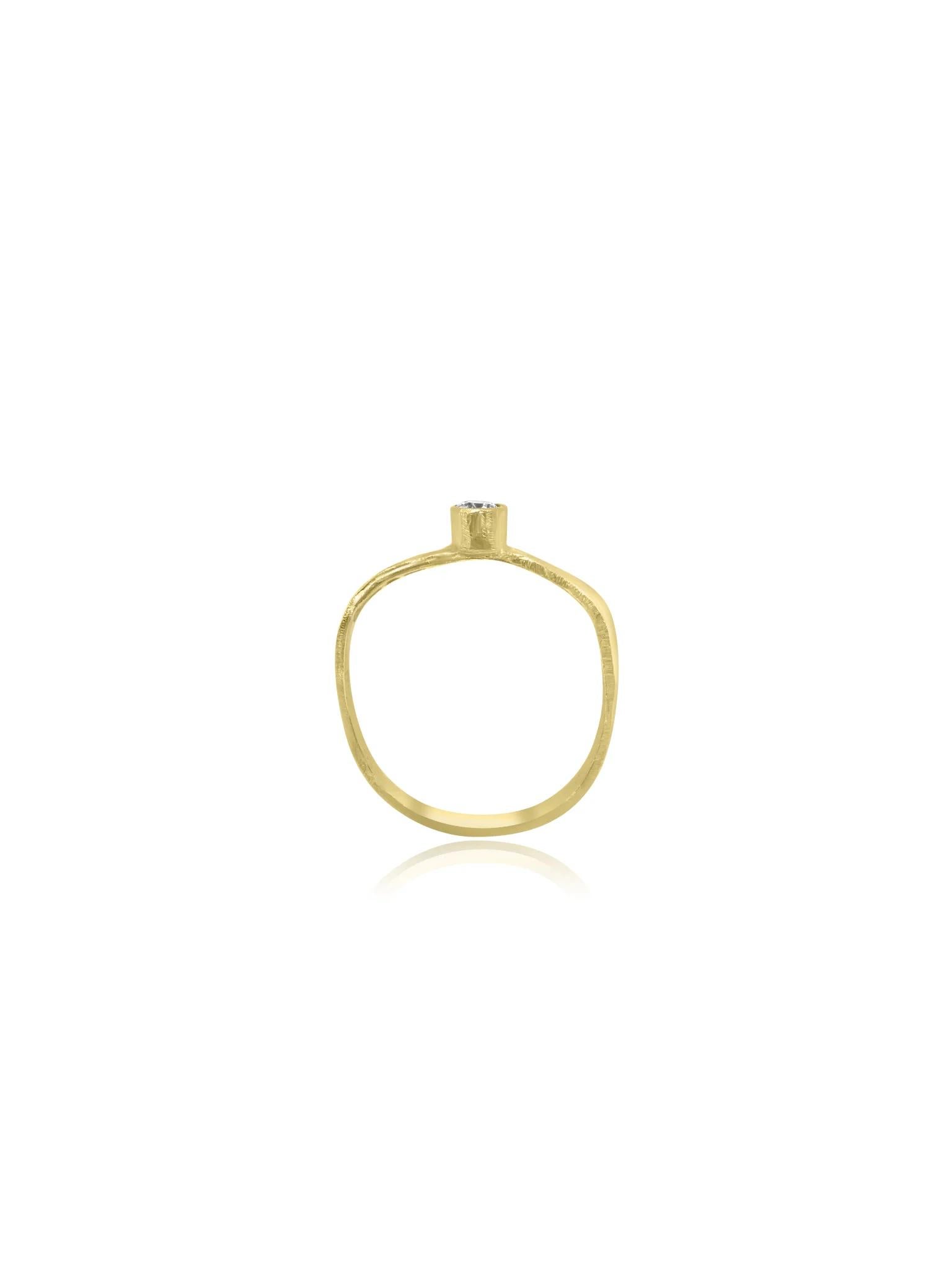 Wunderschöner handgefertigter Ring aus 18 Karat Strukturgold aus Cornwall. Das dicke Band hat eine einzigartige Textur, die dem Design Tiefe und Charakter verleiht. In der Mitte befindet sich ein wunderschön gefasster Diamant im Rundschliff, der