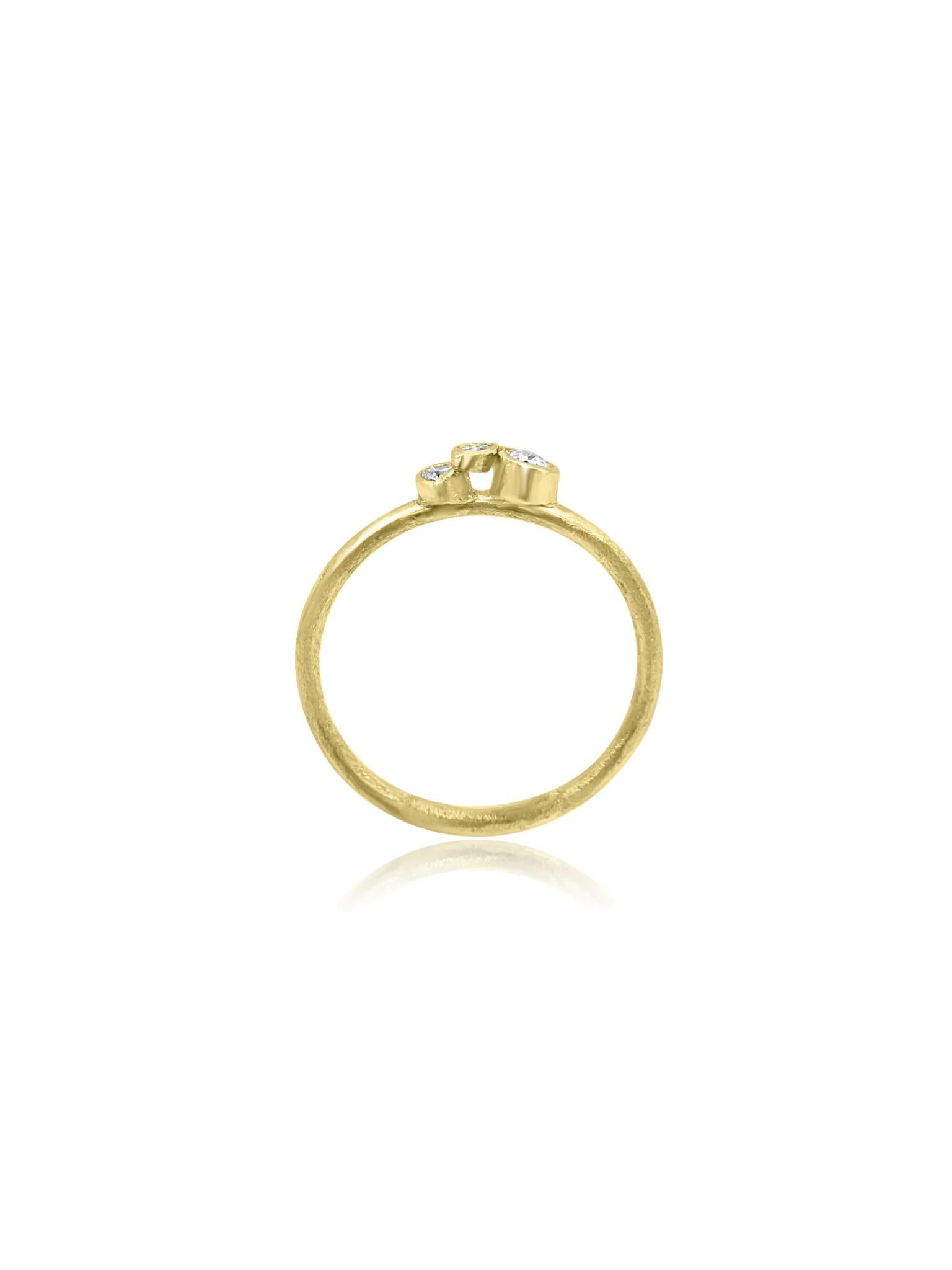 Atemberaubender Ring aus 18 Karat Strukturgold aus Cornwall. Das Band weist eine einzigartige Textur auf, die dem Design Tiefe und Charakter verleiht. In der Mitte ziehen drei wunderschön gefasste Diamanten im Rundschliff die Blicke auf sich und