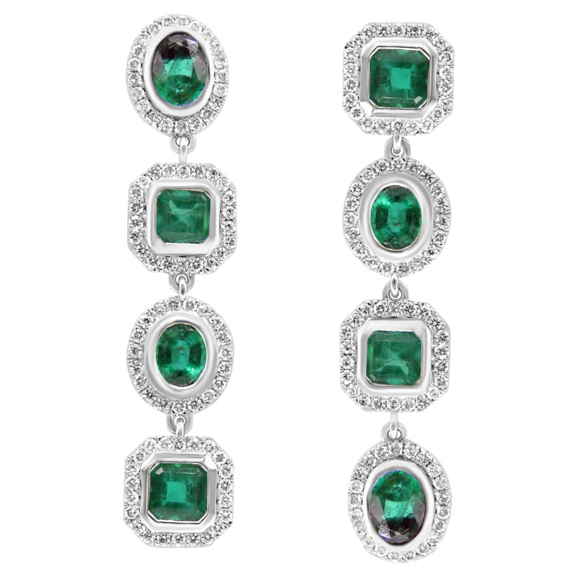 Lange Mosafarianische Ohrringe mit Smaragd und Diamant im Angebot