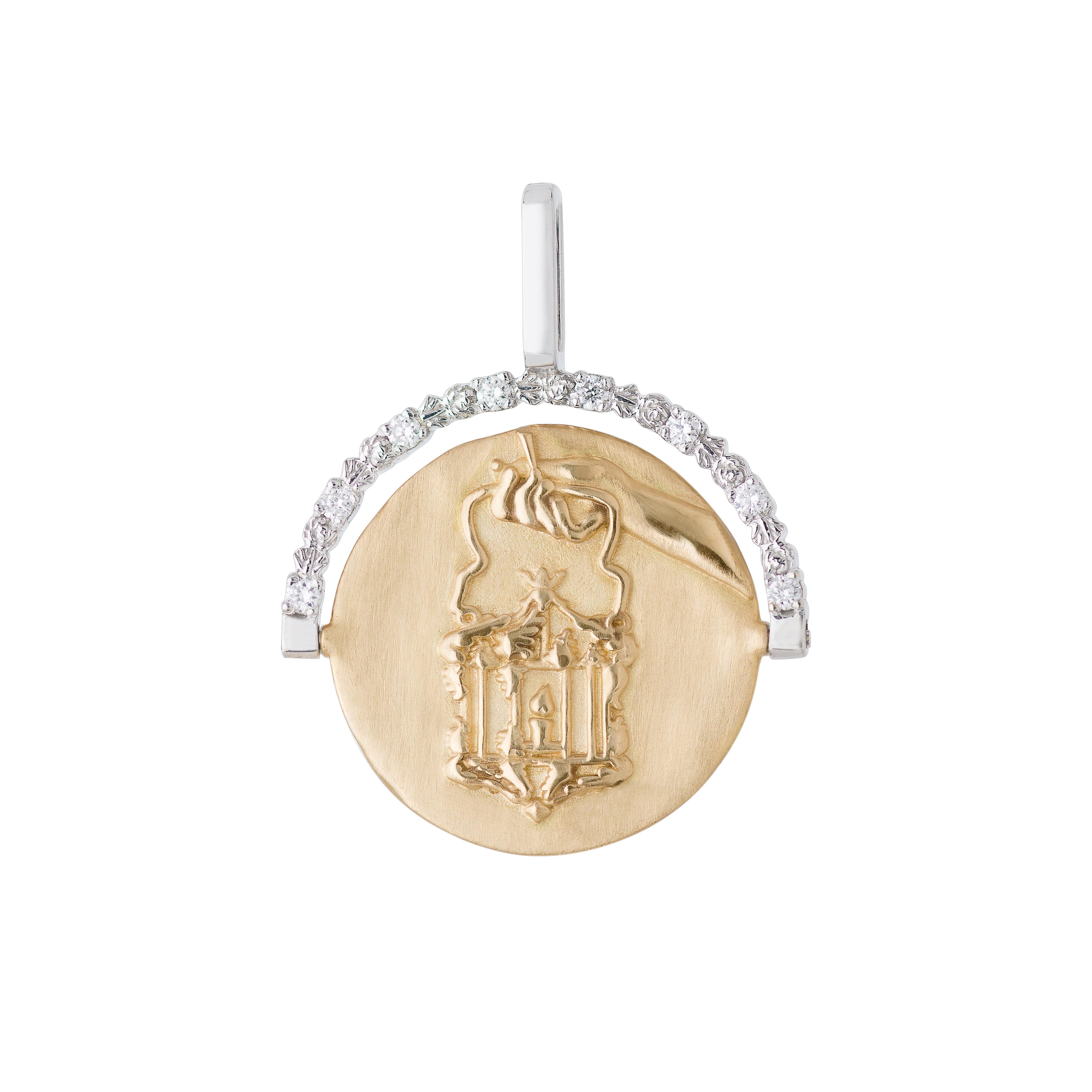 Fruit d'une collaboration entre Whiting et Katarina Tarazi, ce magnifique pendentif est orné de diamants blancs de 0,096 ct, sertis dans de l'or jaune et blanc 18k, pour un poids total de 5,37 g.

Basée sur le jeu de tarot, cette pièce explore le