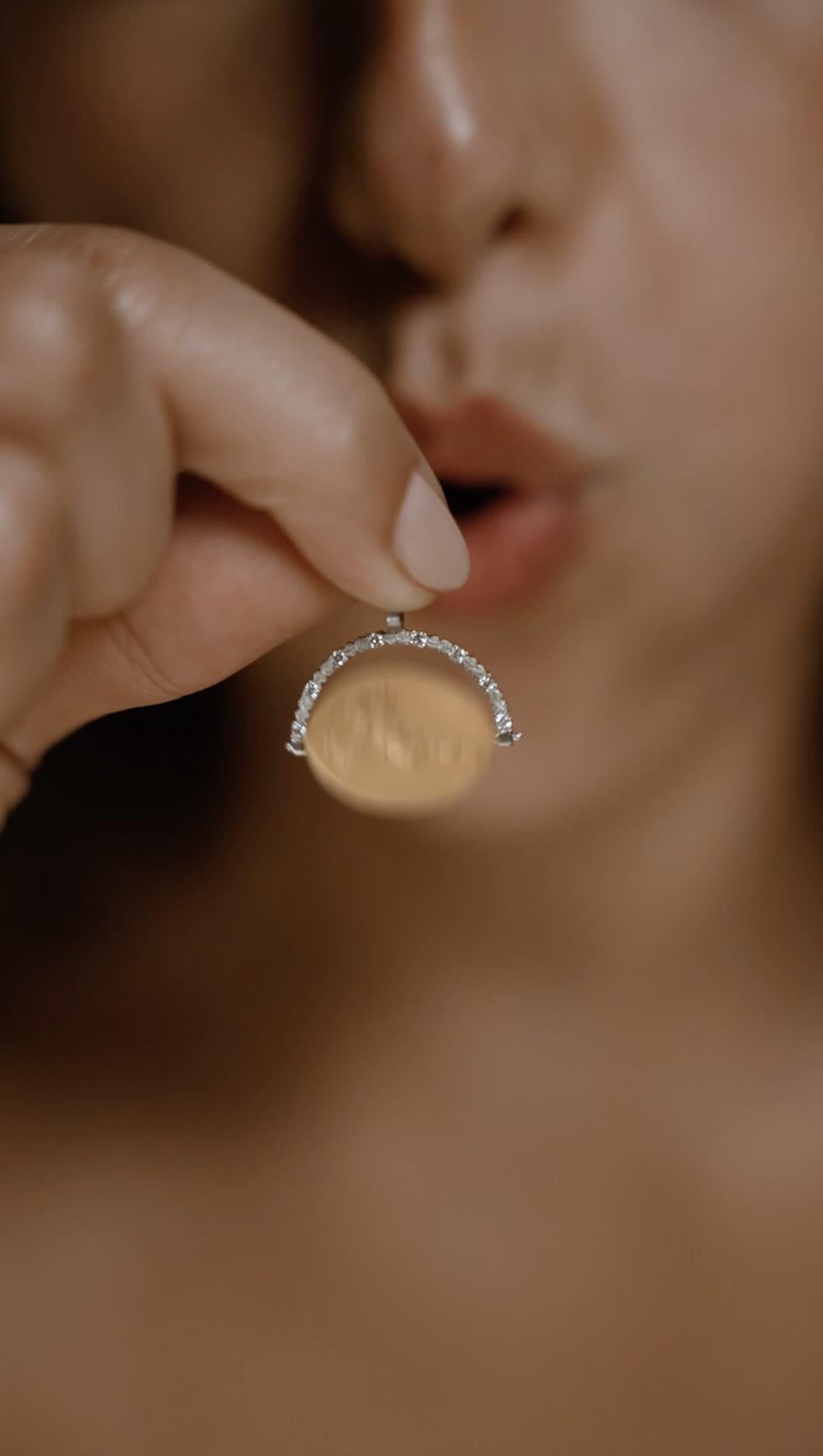 Pendentif mozafarien en forme de pièce d'amour et d'ermite avec diamants en vente 2